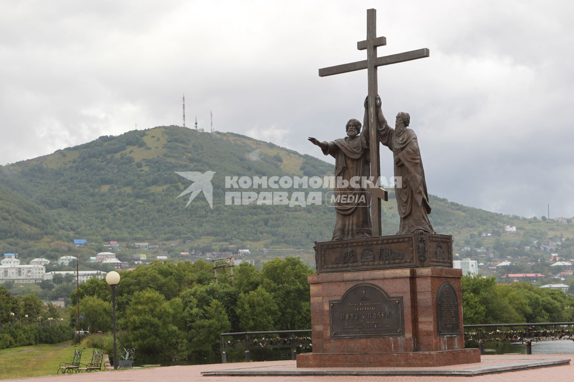 Виды Петропавловска-Камчатского. На снимке: памятник святым апостолам Петру и Павлу.