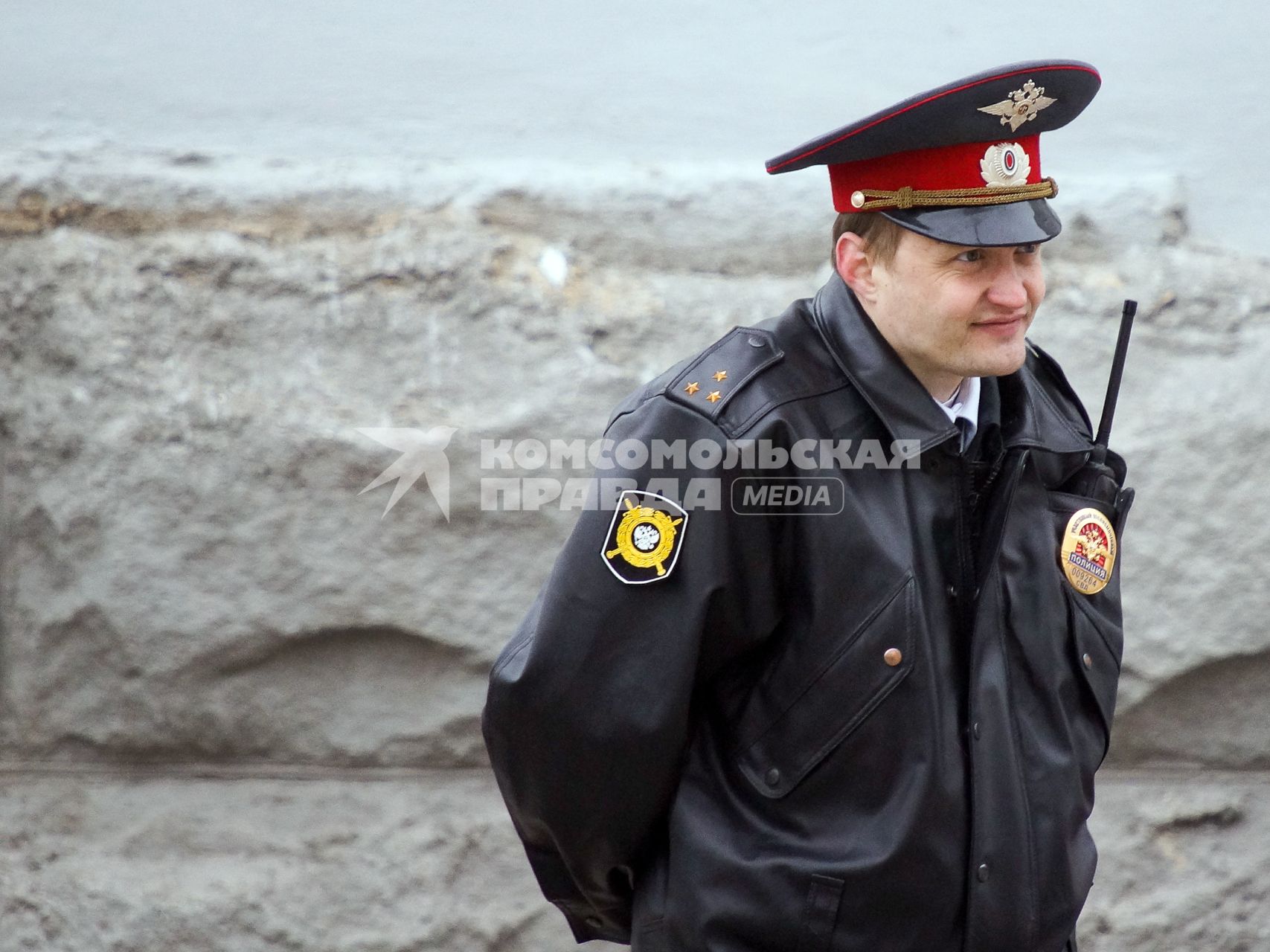 Празднование 1 мая в Екатеринбурге. На снимке: полицейский в оцеплении.