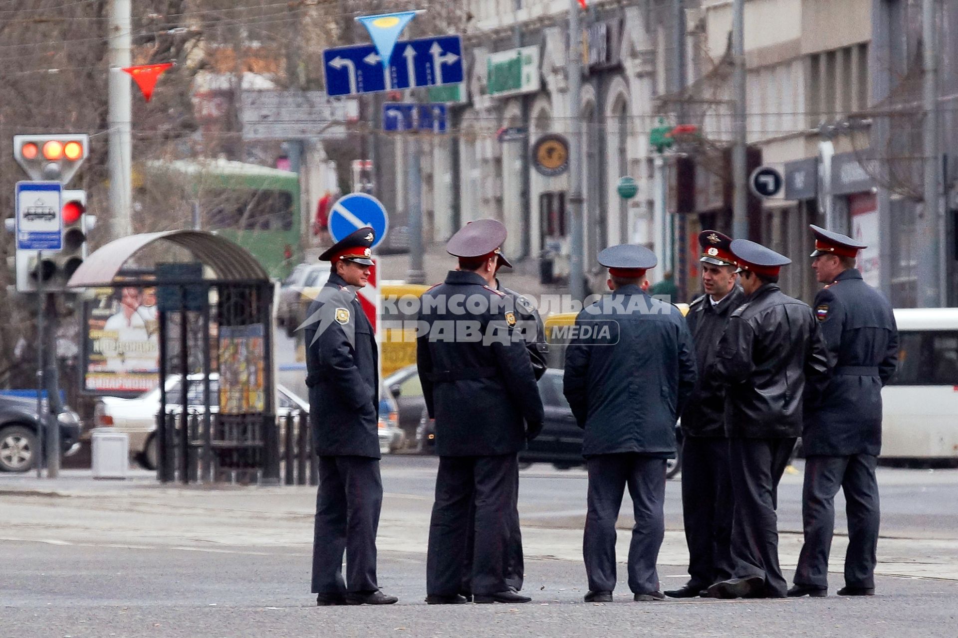 Празднование 1 мая в Екатеринбурге. На снимке: полицейские в оцеплении.