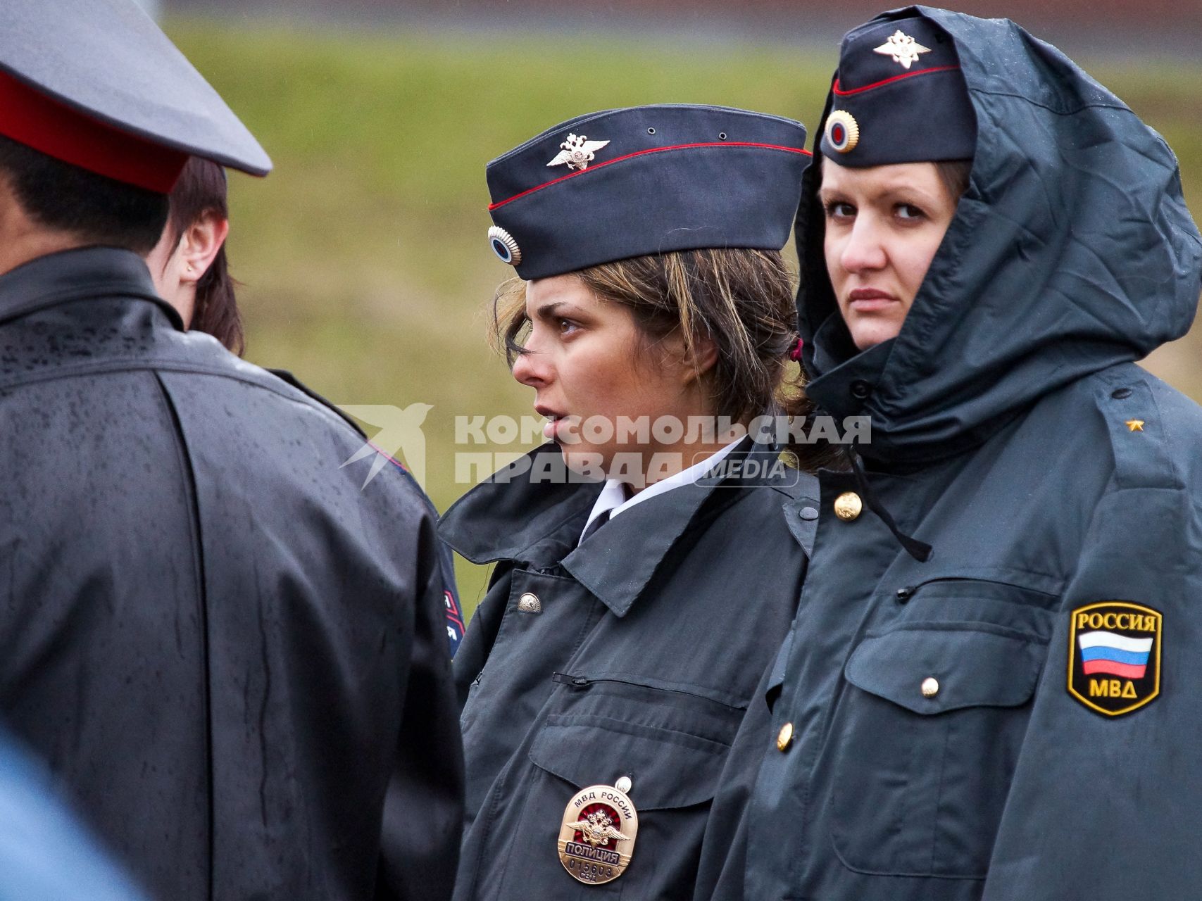 Празднование 1 мая в Екатеринбурге. На снимке: девушки полицейские.