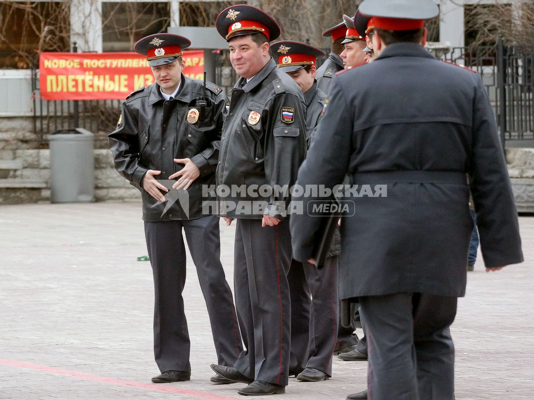 Празднование 1 мая в Екатеринбурге. На снимке: полицейские на фоне плаката `Новое поступление. Плетеные`.