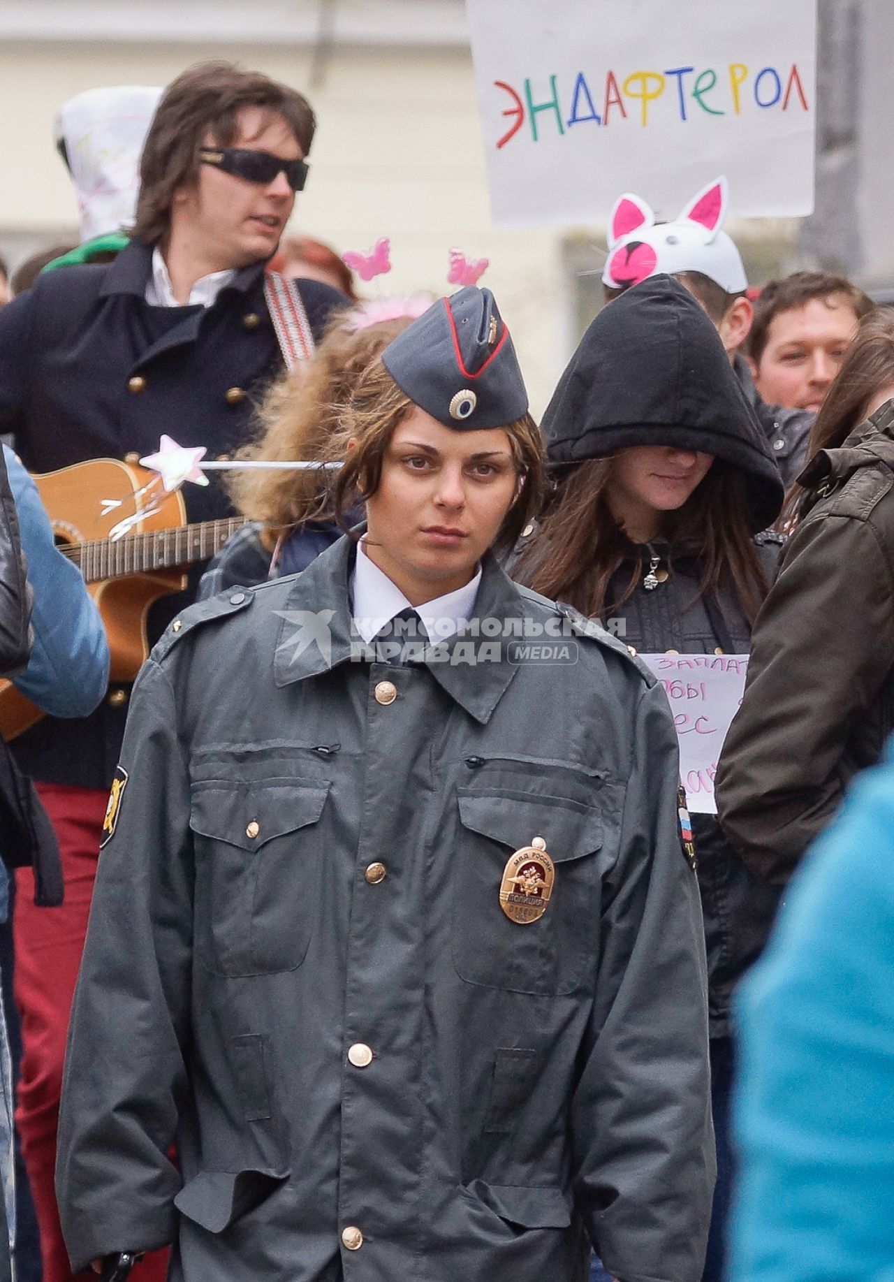 Празднование 1 мая в Екатеринбурге. На снимке: девушка полицейский.