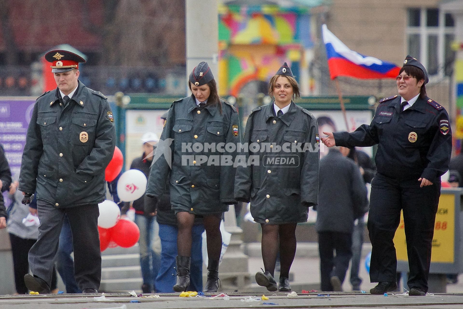 Празднование 1 мая в Екатеринбурге. На снимке: полицейские на демонстрации.