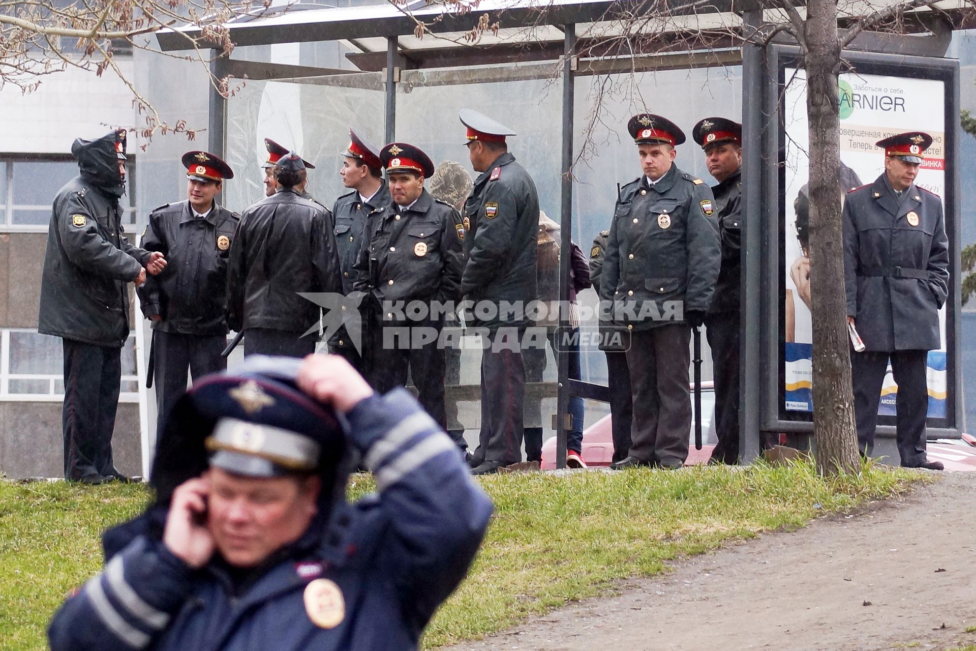 Празднование 1 мая в Екатеринбурге. На снимке: полицейские прячутся от дождя под навесом остановки общественного транспорта.
