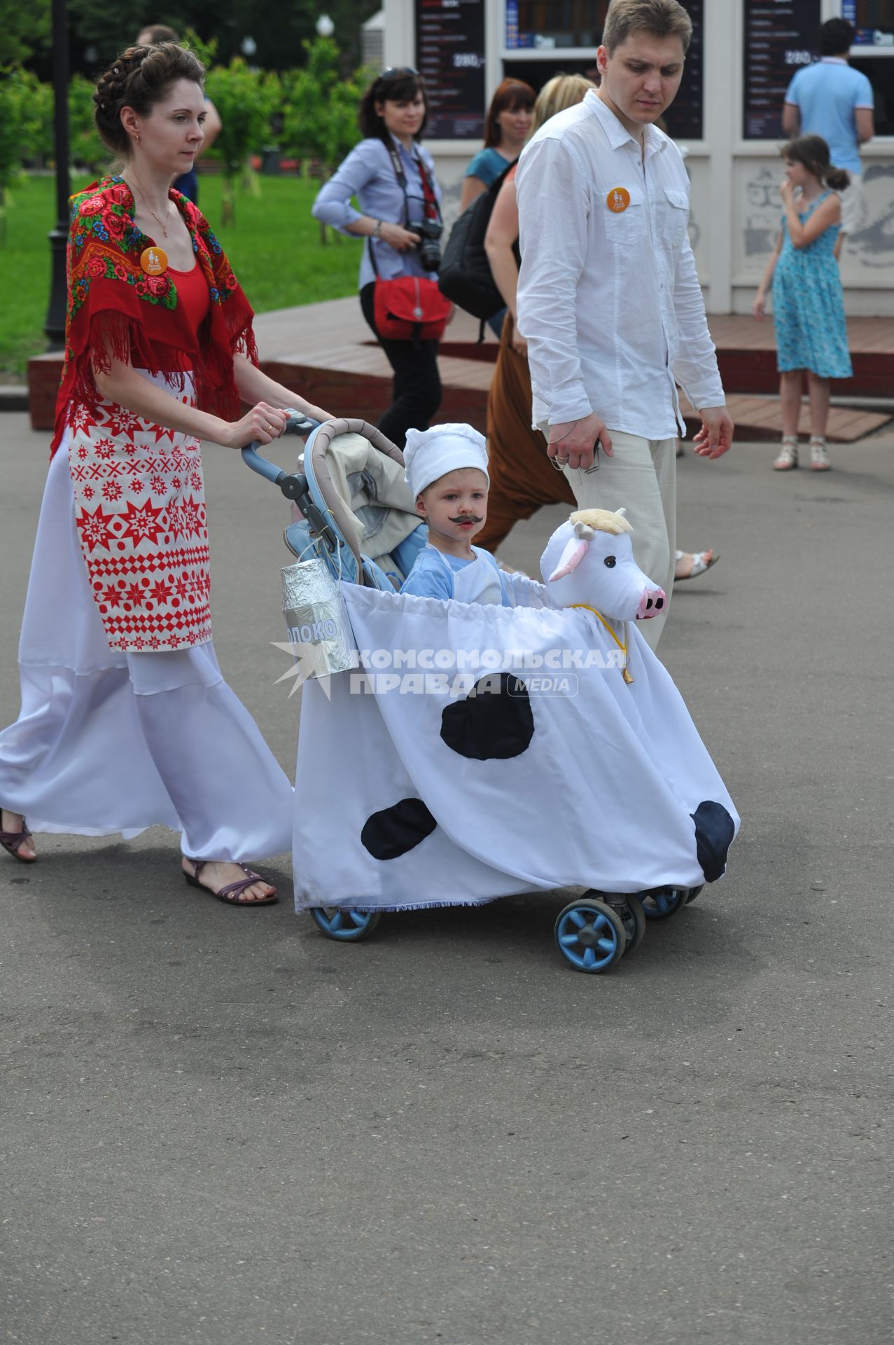 Международный день защиты детей. `Парад колясок` в ЦПКиО имени Горького. На снимке: женщина с коляской