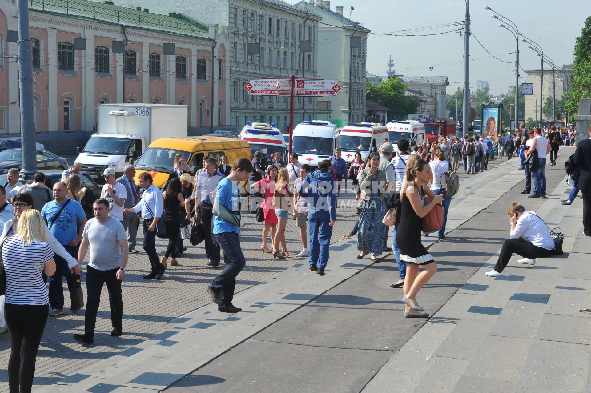 Задымление на Сокольнической ветке московского метро. На снимке: машины скорой помощи у станцию метро `Библиотека им. В.И.Ленина`.