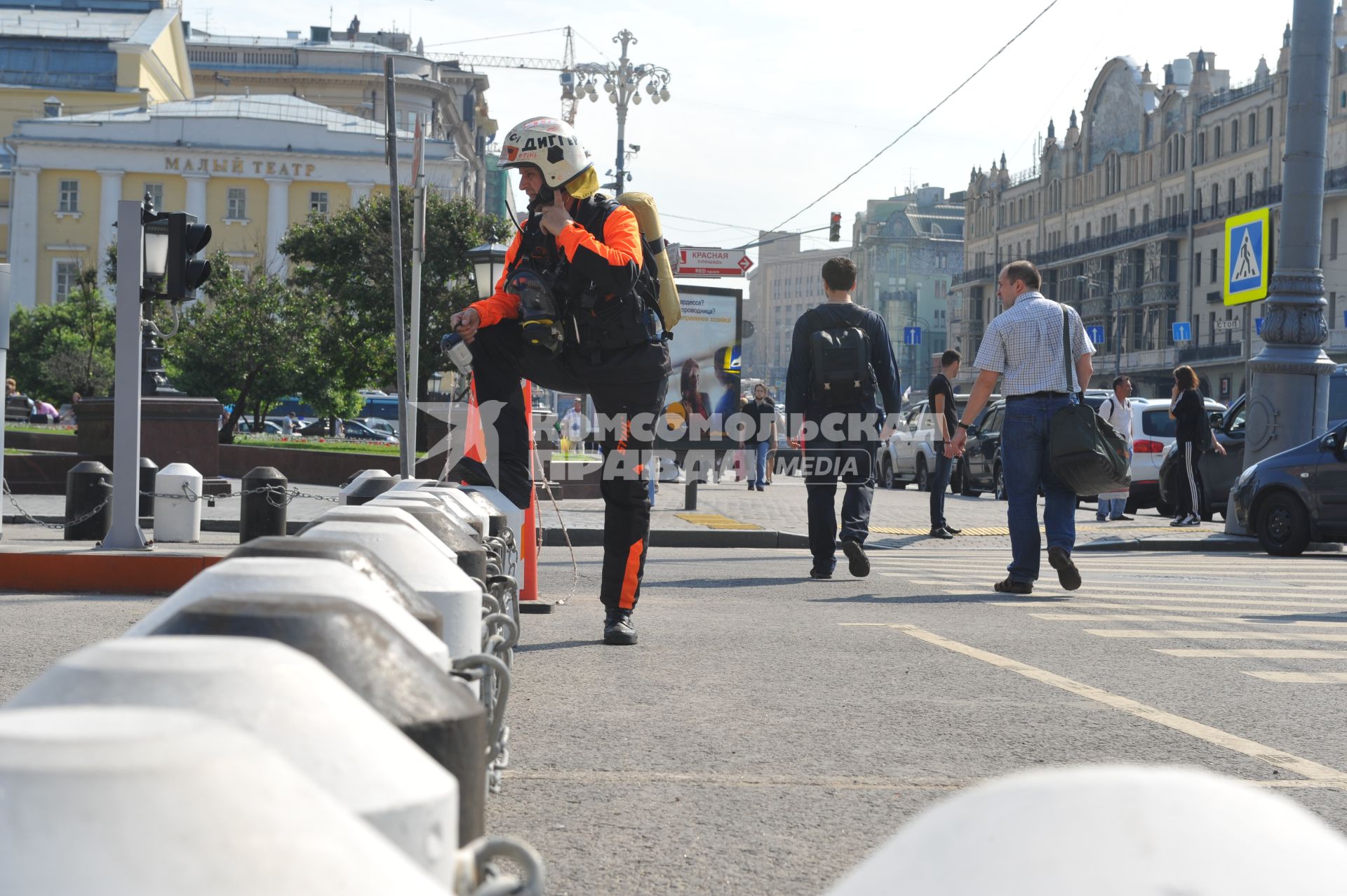 Задымление на Сокольнической ветке московского метро. На снимке: диггер у входа на станцию метро `Охотный Ряд`, закрытую на вход для пассажиров.