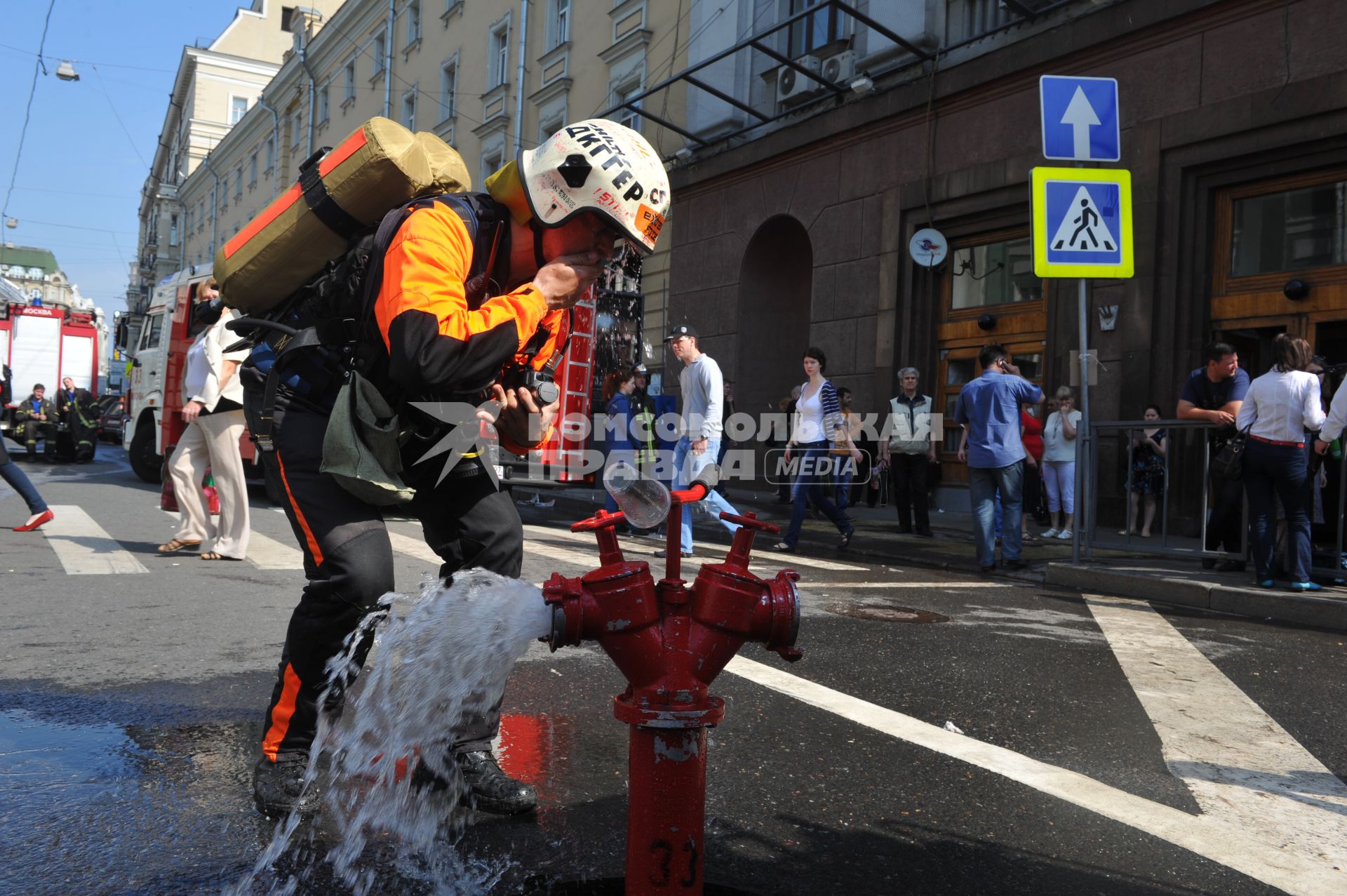 Задымление на Сокольнической ветке московского метро. На снимке: диггер  у входа на станцию метро `Охотный Ряд`, закрытую на вход для пассажиров.