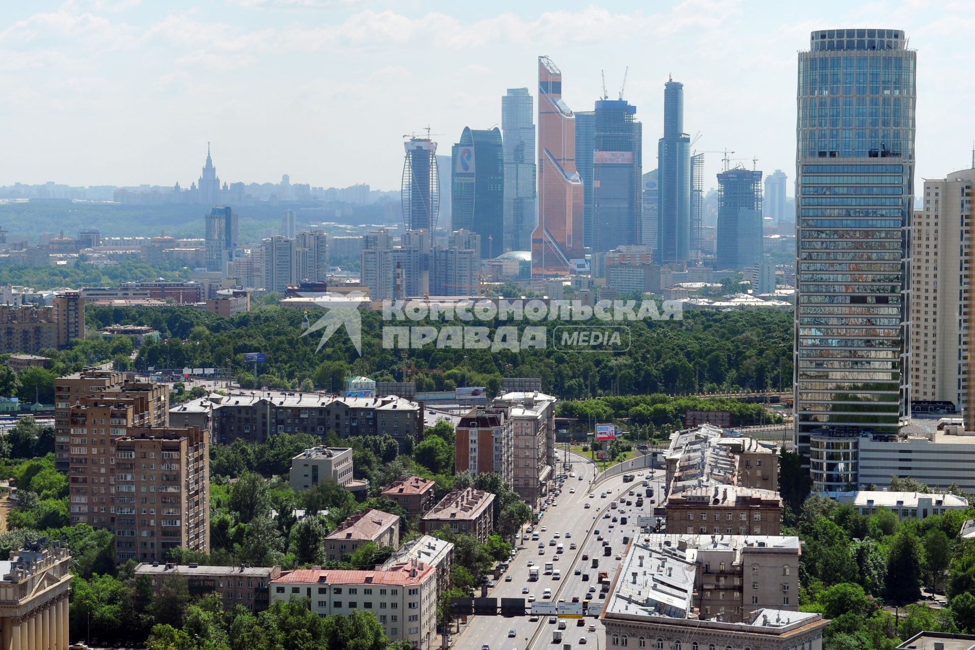 Виды Москвы. На снимке: ММДЦ `Москва-Сити` (справа).