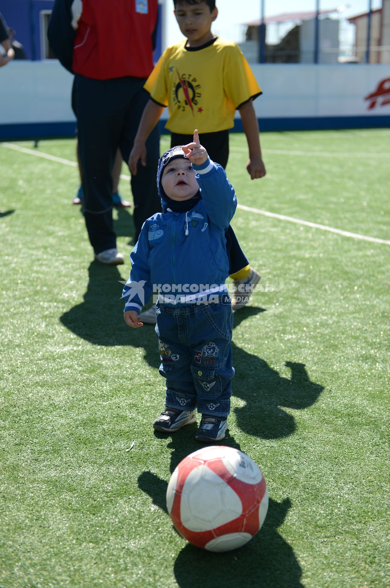 Ребенок на футбольном поле.