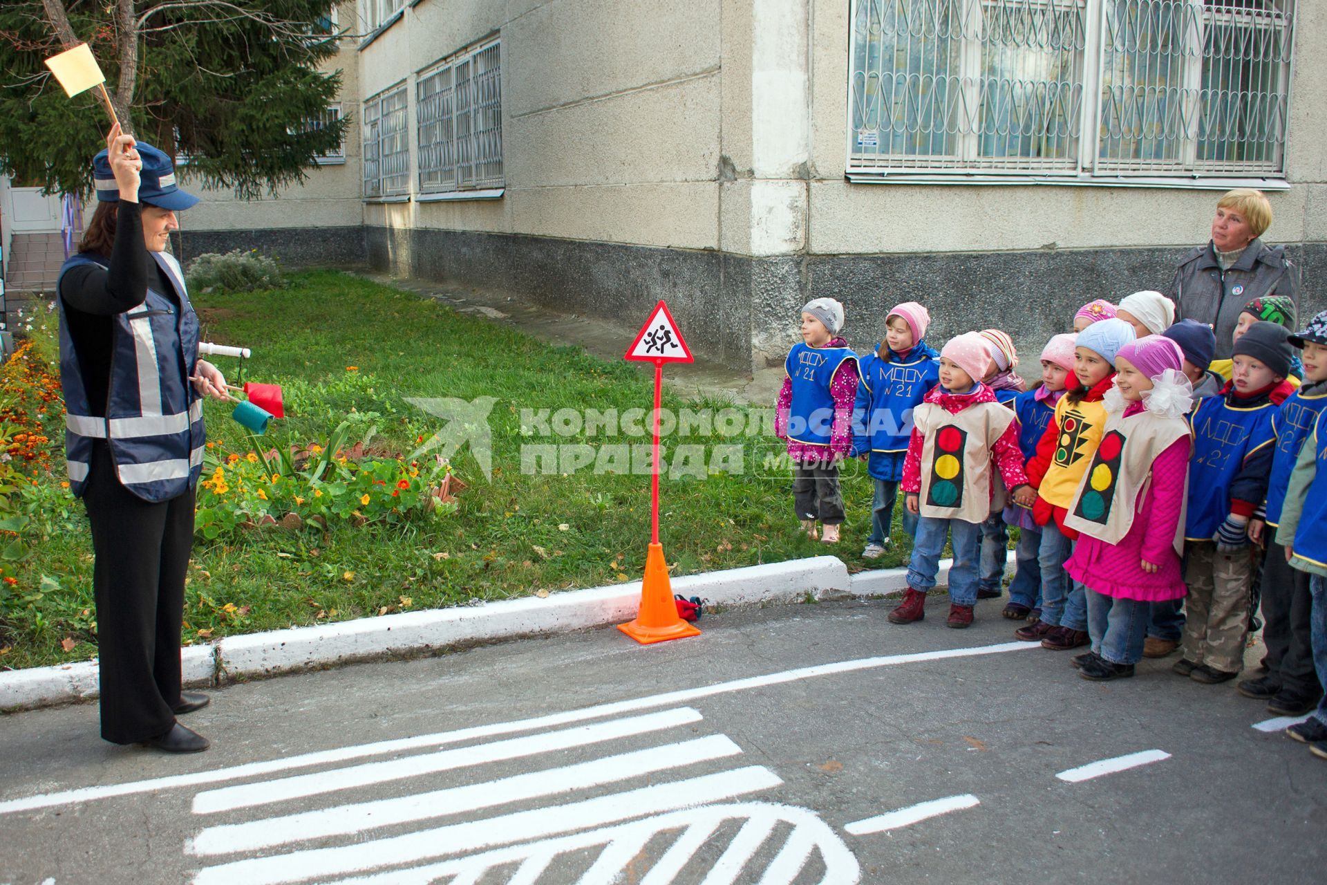 Учитель объясняет детям правила дорожного движения ( ПДД ).