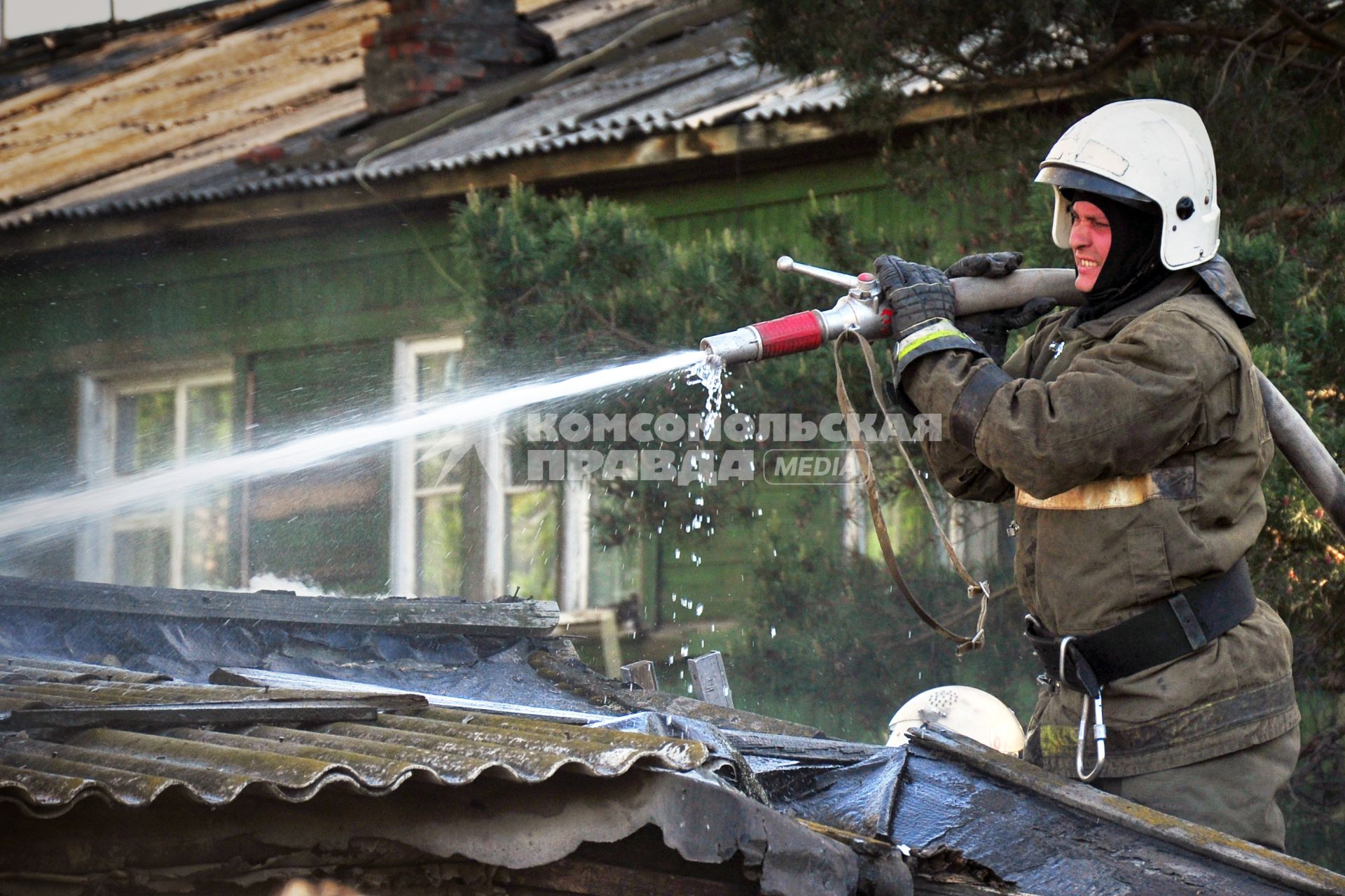 Пожар в Омске на улице Радищева, горят деревянные гаражи и кладовые. В тушении пожара принимают участие пожарные из ближайшей пожарной части № 5.