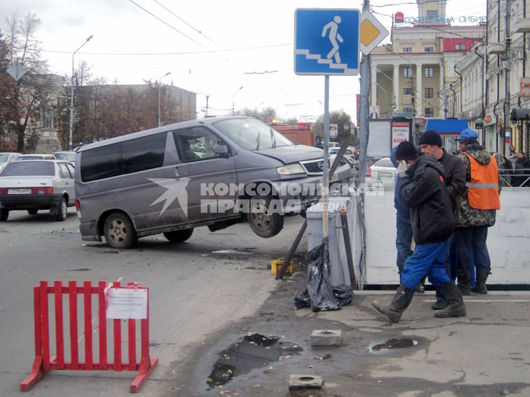 Автомобиль после аварии оказался па ограждении подземного перехода.