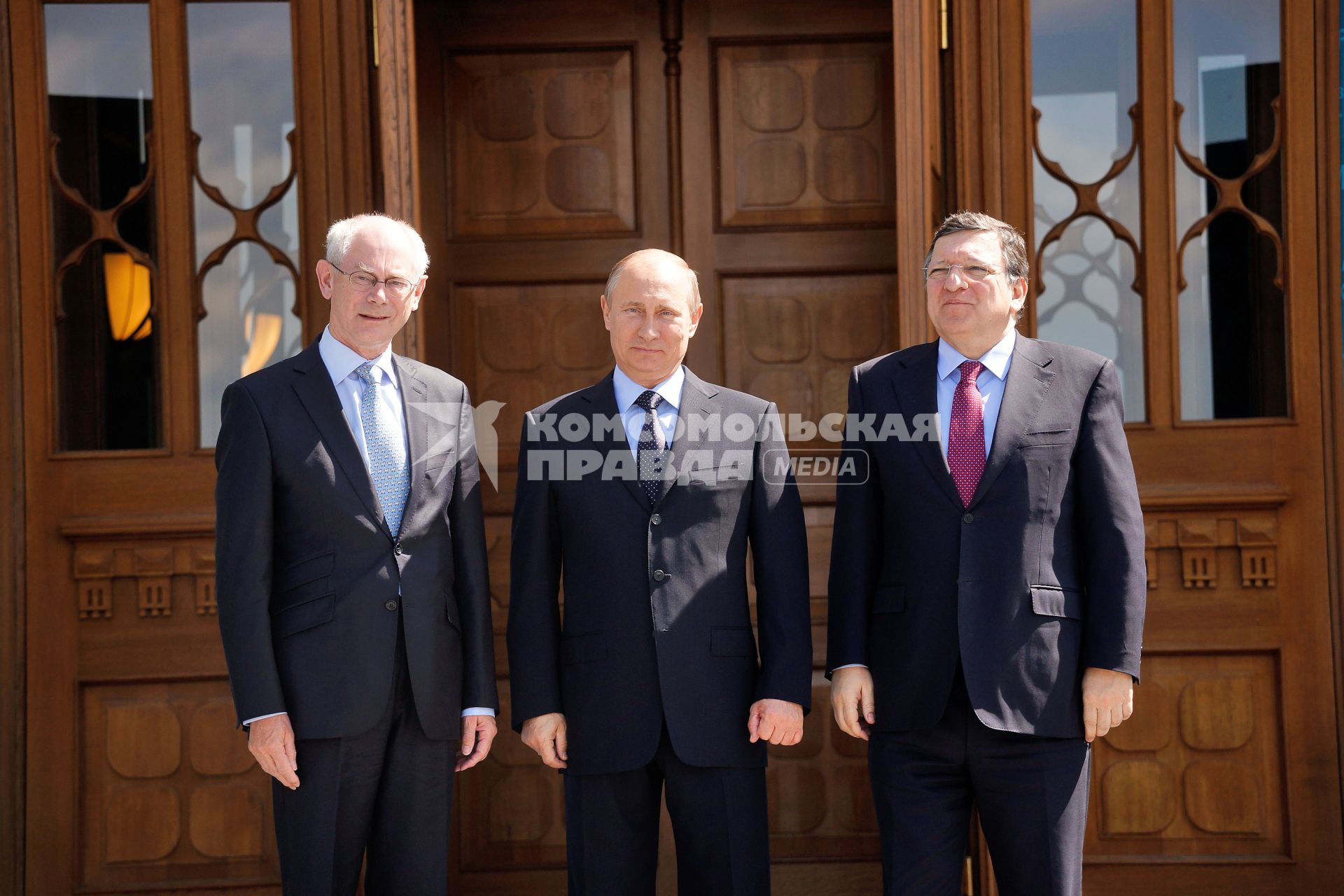 Президент РФ Владимир Путин (в центре), председатель Европейского совета Херман Ван Ромпей (слева) и председатель Еврокомиссии Жозе Мануэль Баррозу (справа) во время совместного фотографирования перед рабочим заседанием участников встречи на высшем уровне Россия - Европейский союз в Екатеринбурге.