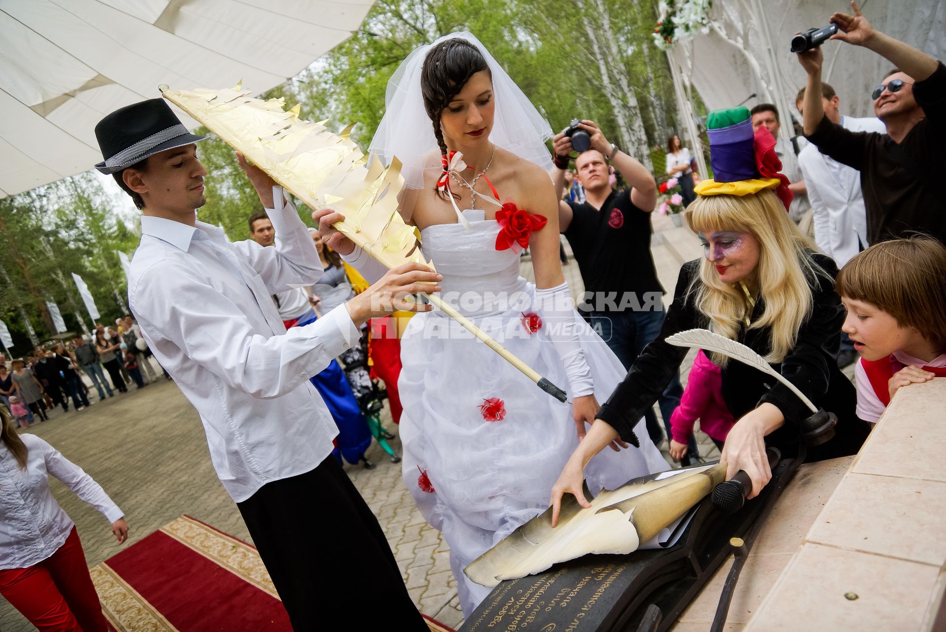 Молодожены Екатерина и Максим Березины из Екатеринбурга на церемонии бракосочетания, подписывают документы.