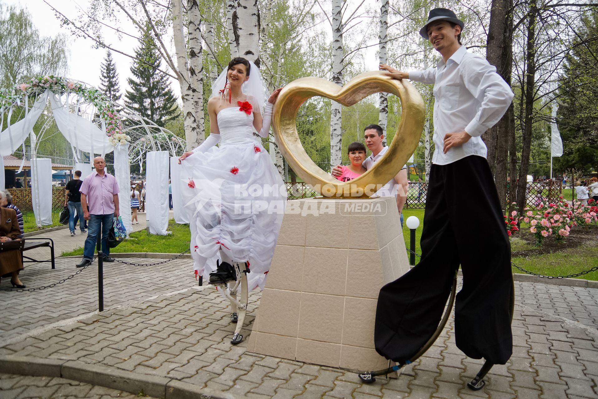 Молодожены Екатерина и Максим Березины из Екатеринбурга на церемонии бракосочетания, под свадебные наряды ребята надели `джоли-джампинг` - ходули с пружинами.