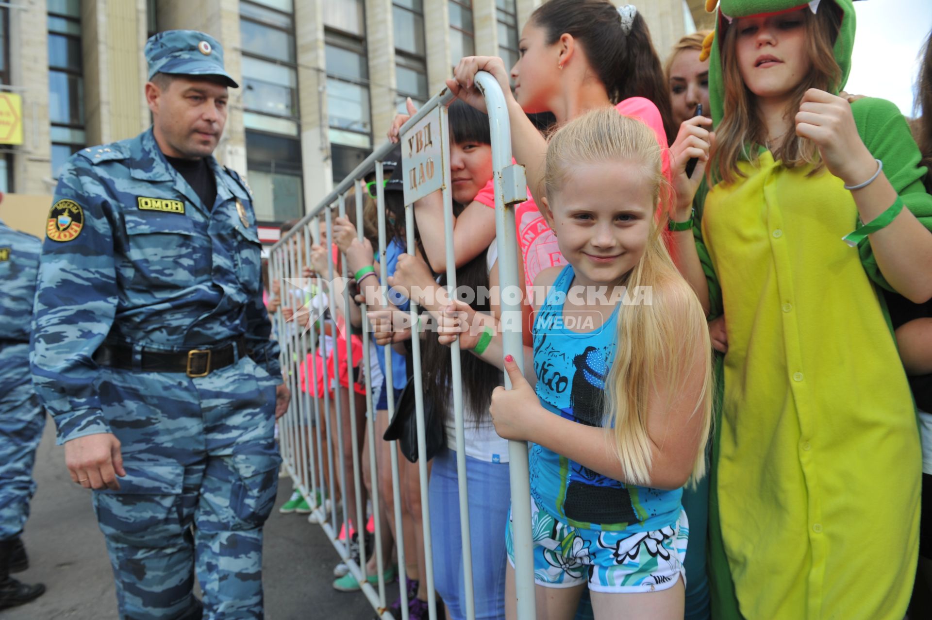 Российские поклонники  корейского певца Пак Чэ Сана (PSY) у СК `Олимпийский` в ожидании приезда исполнителя.