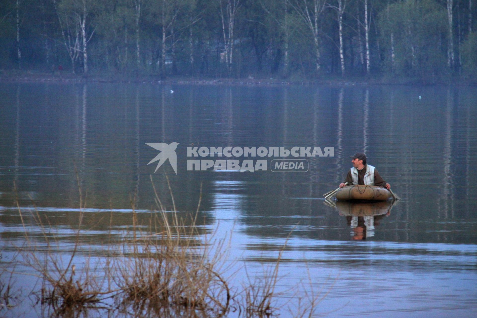 Рыбак на надувной лодке.