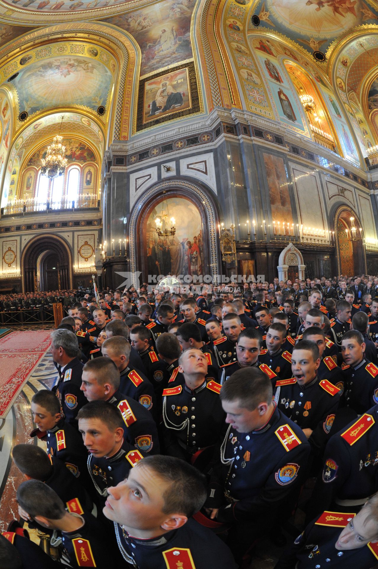 Впервые в храме Христа Спасителя провели молебен с благословением участников парада Победы. На снимке: военнослужащие в храме Христа Спасителя.