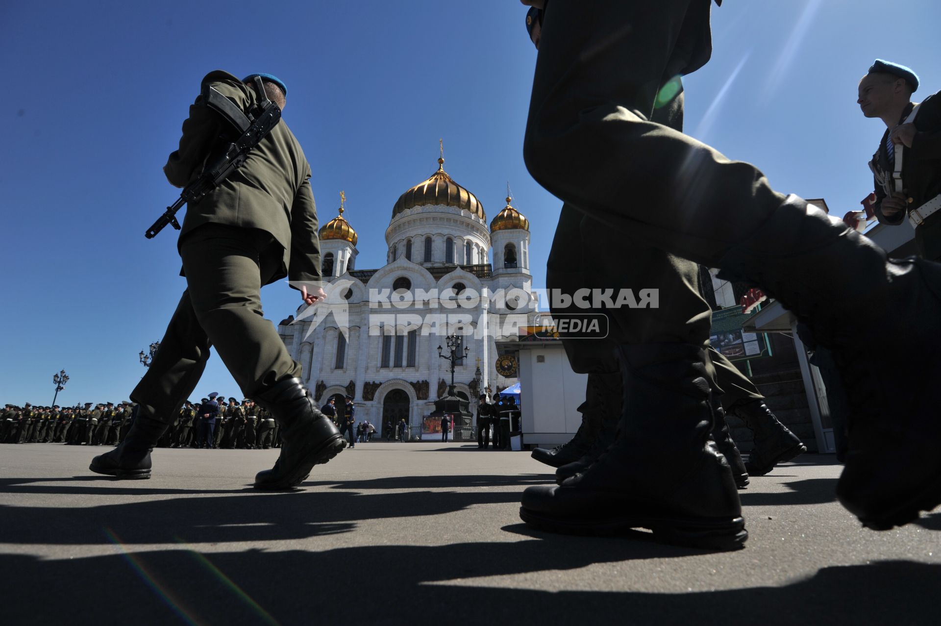 Впервые в храме Христа Спасителя провели молебен с благословением участников парада Победы. На снимке: военнослужащие у храма Христа Спасителя.