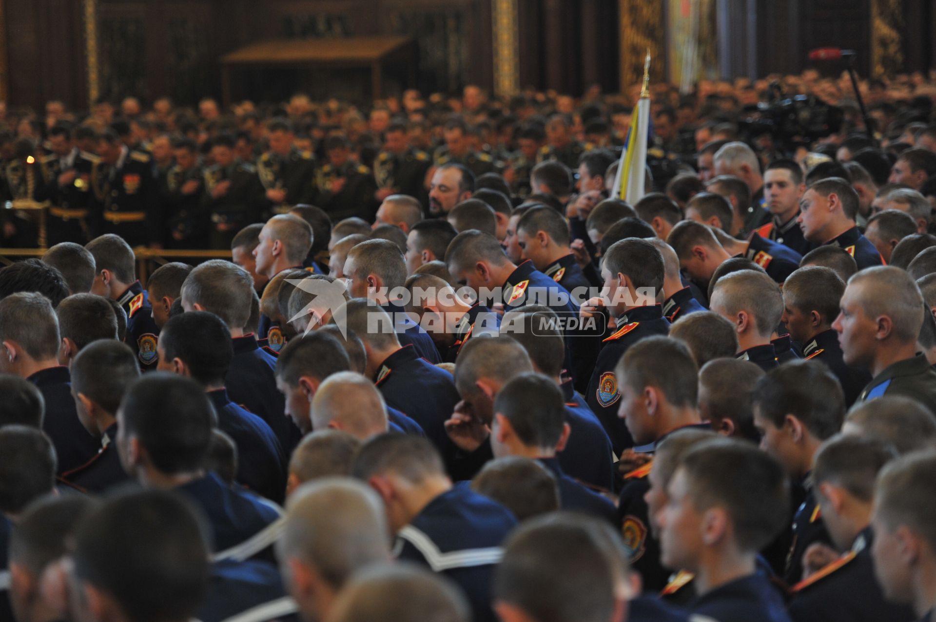 Впервые в храме Христа Спасителя провели молебен с благословением участников парада Победы. На снимке: военнослужащие в храме Христа Спасителя.