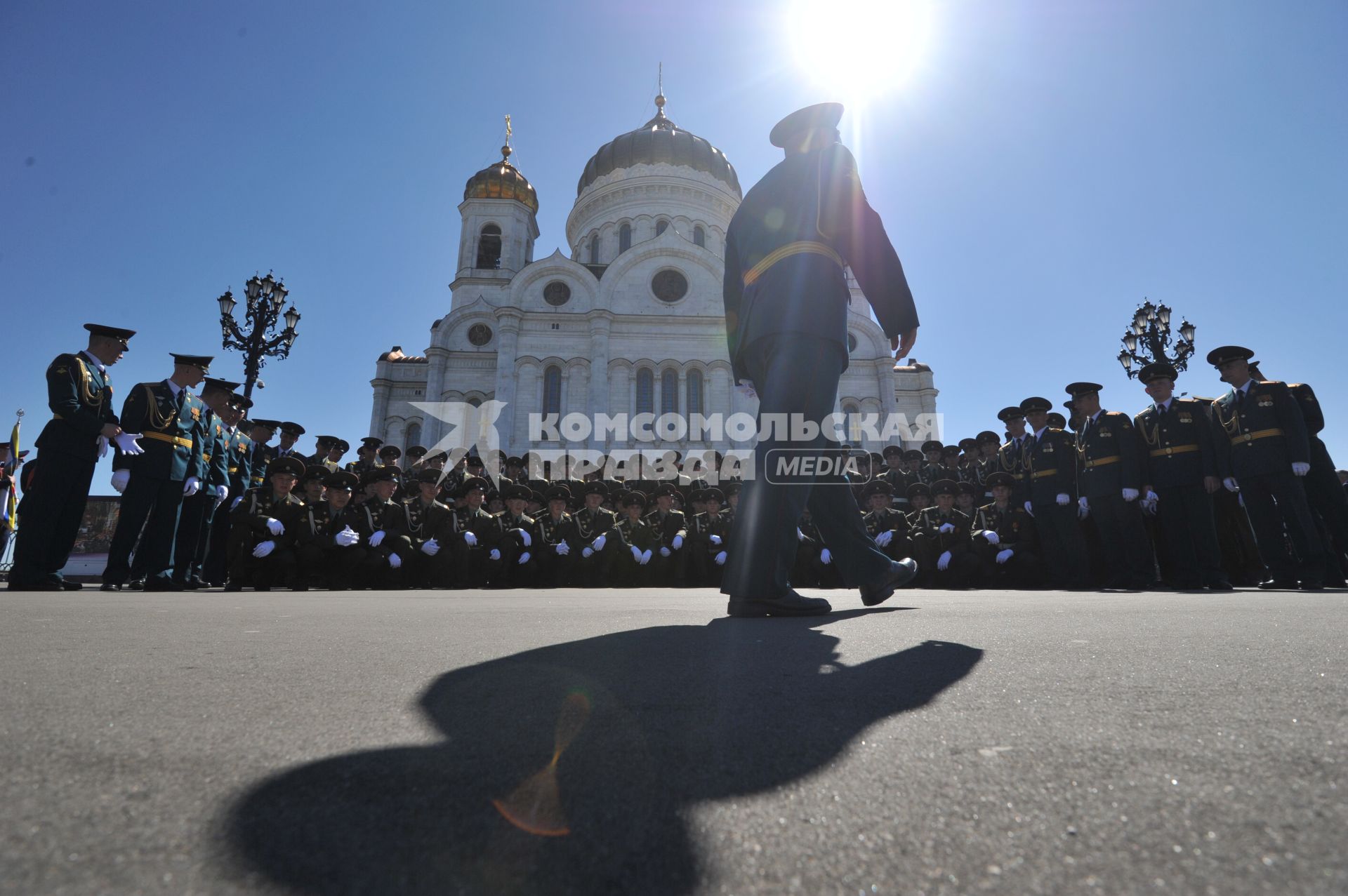 Впервые в храме Христа Спасителя провели молебен с благословением участников парада Победы. На снимке: военнослужащие у храма Христа Спасителя.