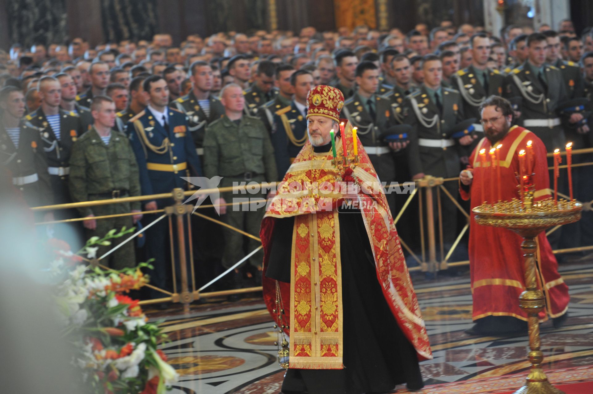 Впервые в храме Христа Спасителя провели молебен с благословением участников парада Победы. На снимке: военнослужащие в храме Христа Спасителя.