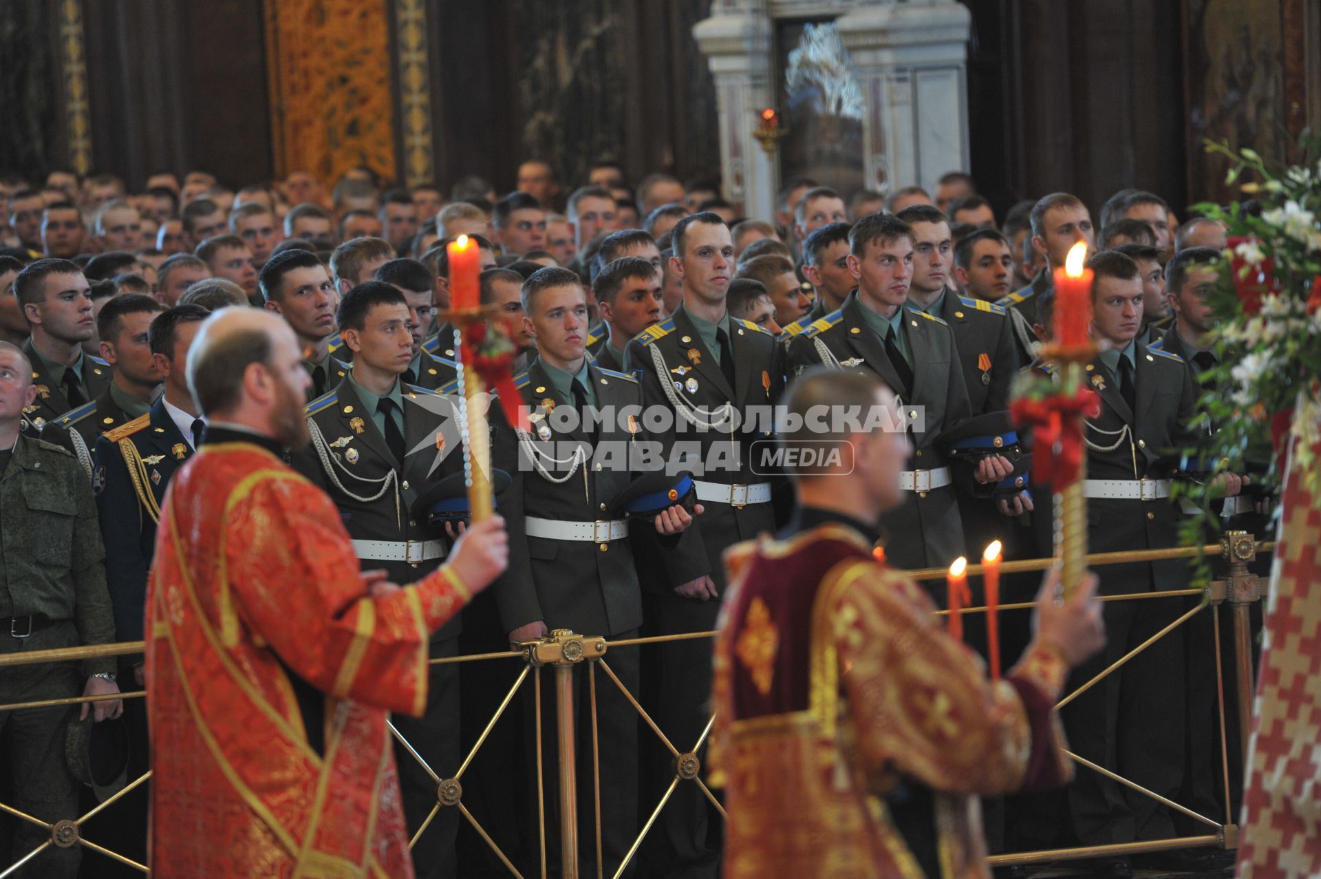 Впервые в храме Христа Спасителя провели молебен с благословением участников парада Победы. На снимке: военнослужащие в храме Христа Спасителя.