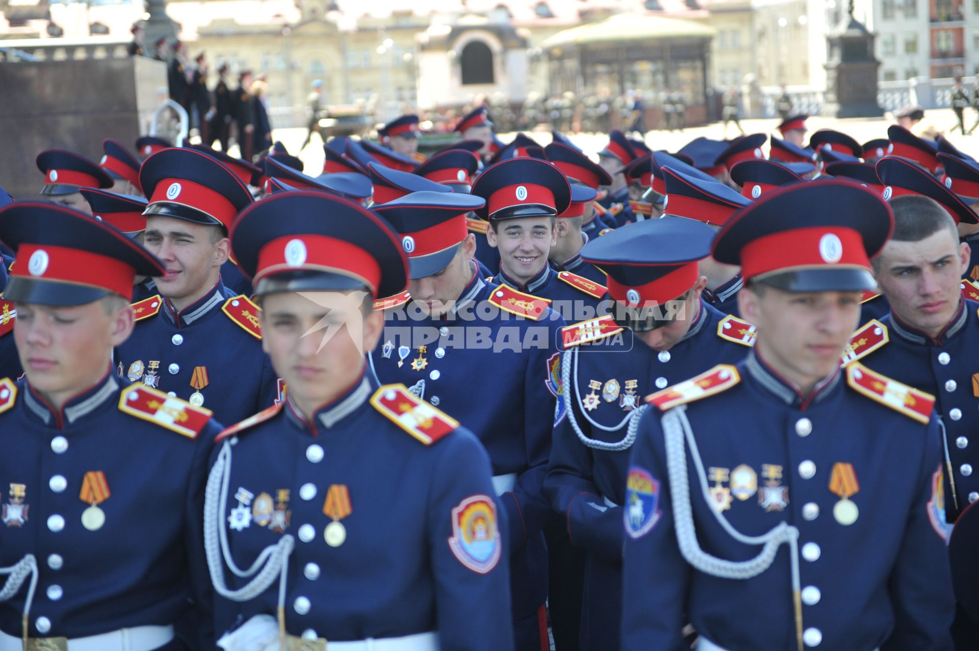 Впервые в храме Христа Спасителя провели молебен с благословением участников парада Победы. На снимке: кадеты у храма Христа Спасителя.