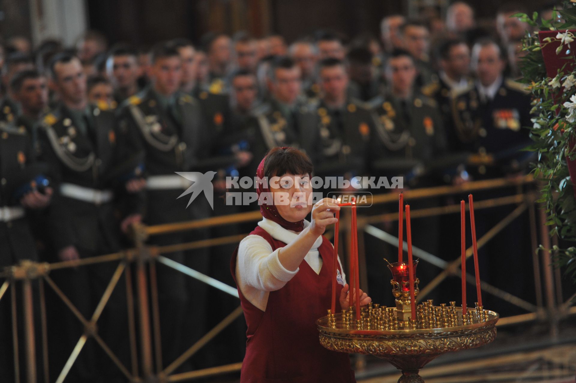 Впервые в храме Христа Спасителя провели молебен с благословением участников парада Победы. На снимке: военнослужащие в храме Христа Спасителя.