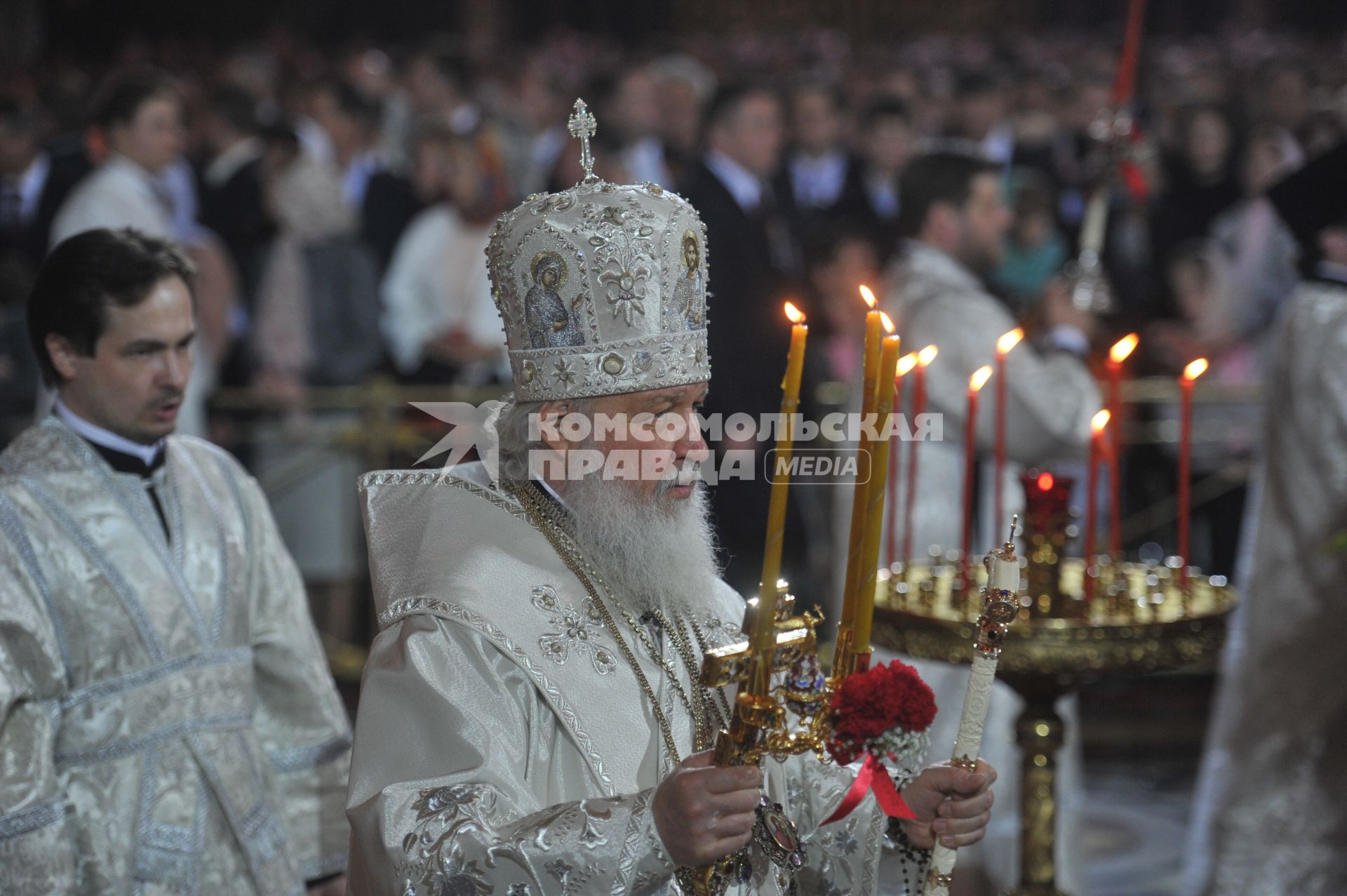 Храм Христа Спасителя. Пасхальное богослужение. На снимке: патриарх Московский и всея Руси Кирилл (в центре)