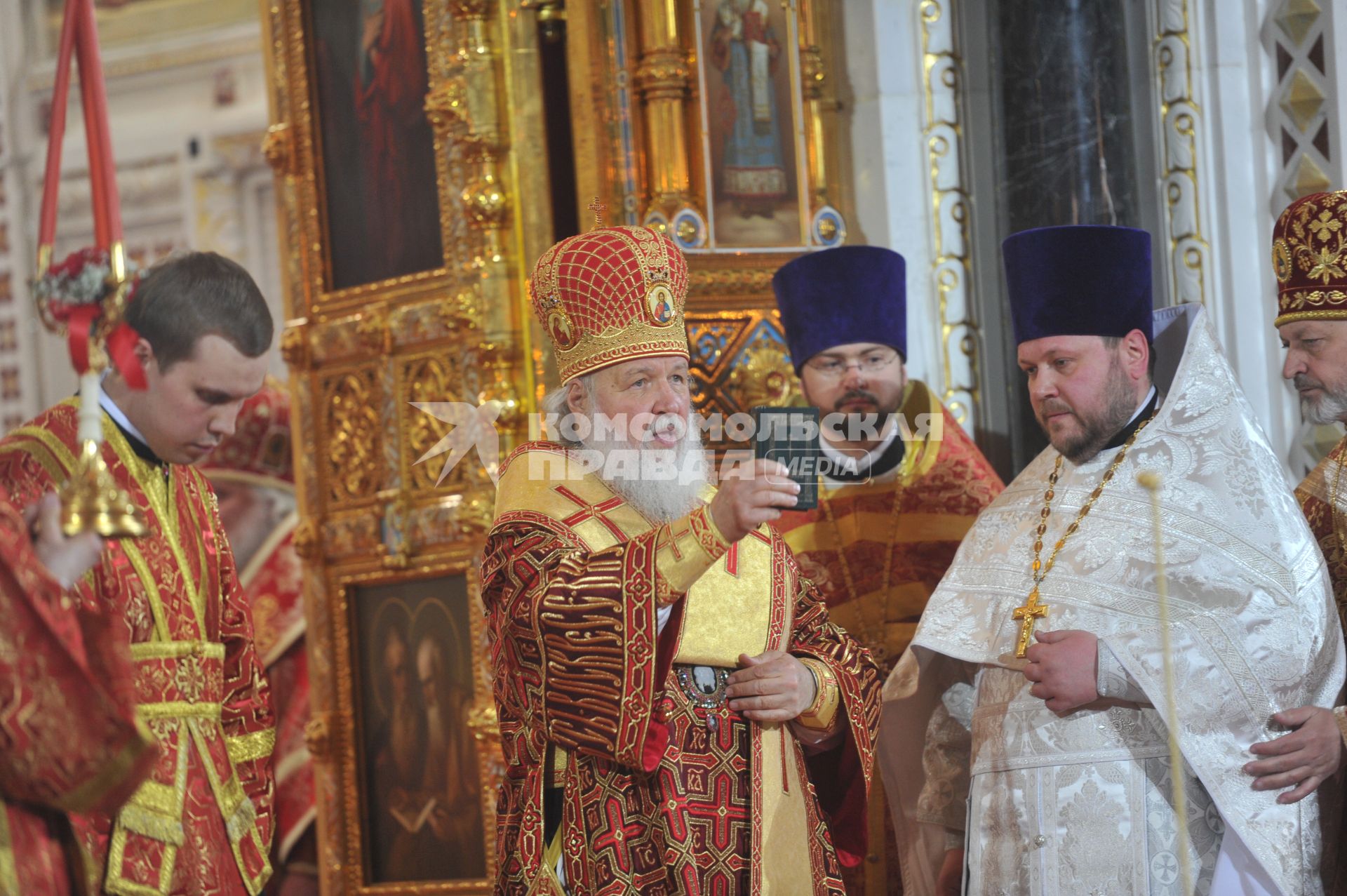 Храм Христа Спасителя. Пасхальное богослужение. На снимке: патриарх Московский и всея Руси Кирилл (в центре)