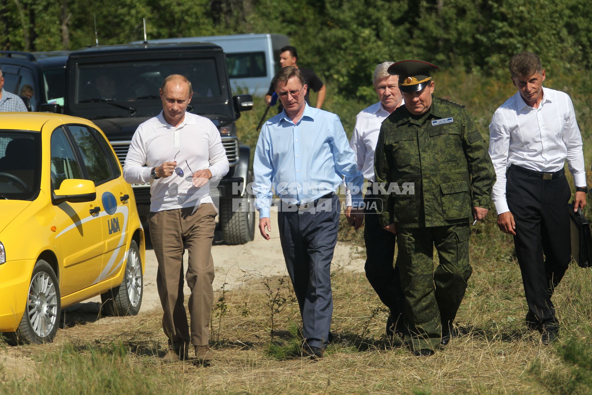 Рабочая поездка председателя правительства РФ Владимира Путина по трассе `Амур`. На снимке (слева направо): Владимир Путин, заместитель председателя праительства РФ Сергей Иванов, глава Федерального космического агентства России Анатолий Перминов, руководитель Федерального агентства специального строительства генерал армии Николай Аброськин и  губернатор Амурской области Олег Кожемяко  во время ознакомления с ходом геолого-изыскательных работ на строительстве космодрома `Восточный`.