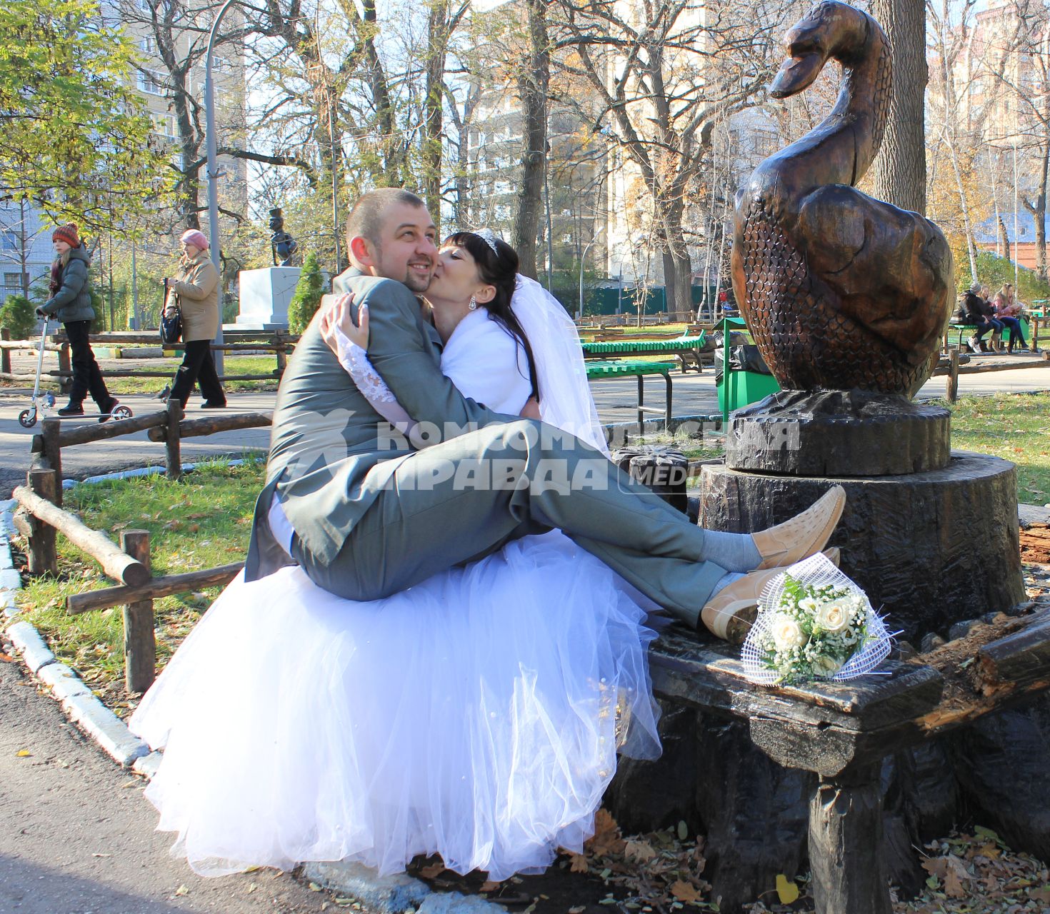 Андрей Михасенко со своей возлюбленной Аленой расписались на Всемирный день мужчин. Жена носит мужа на руках, а не он ее.