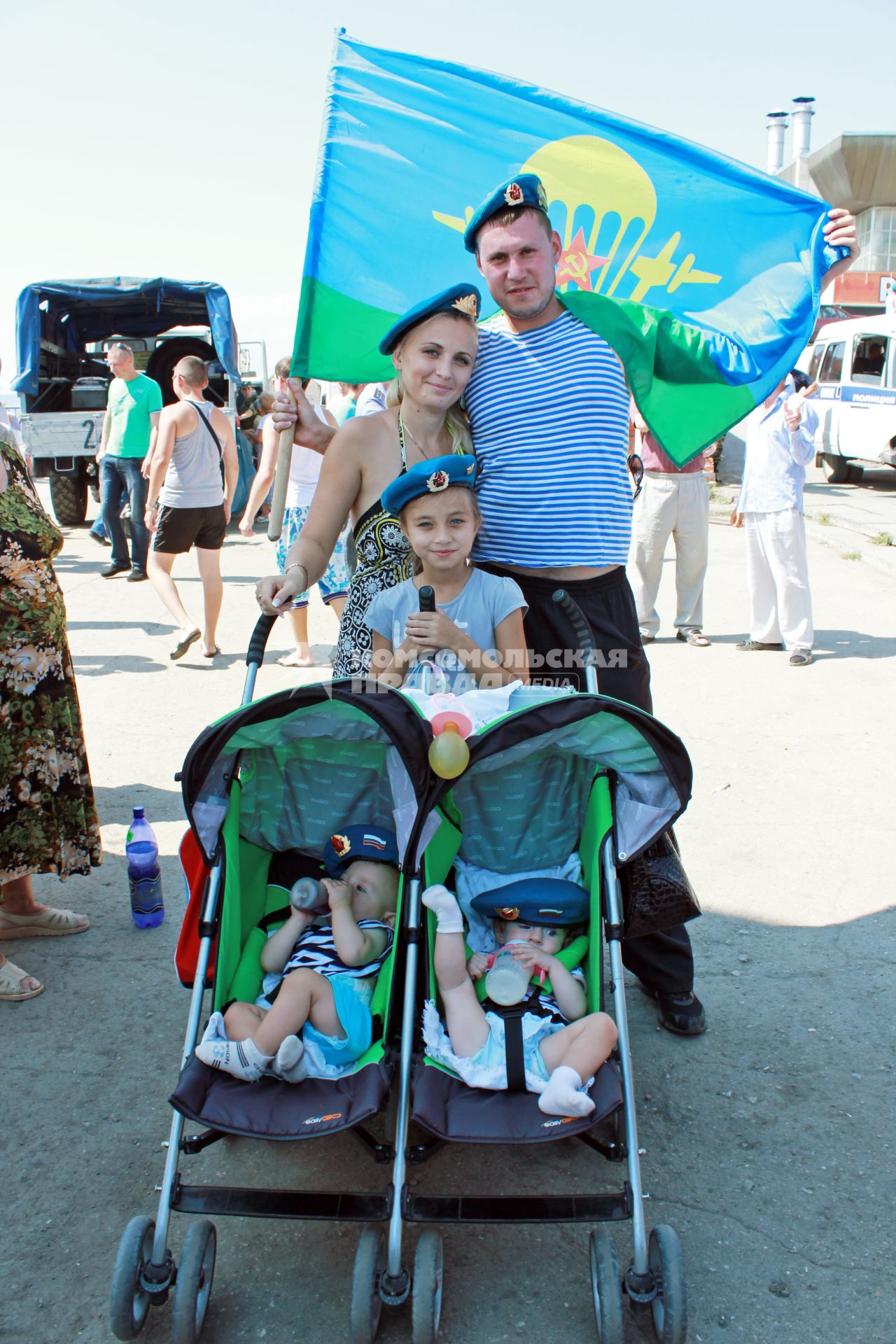 В Саратове отмечают день ВДВ. На снимке: многодетная семья десантника.