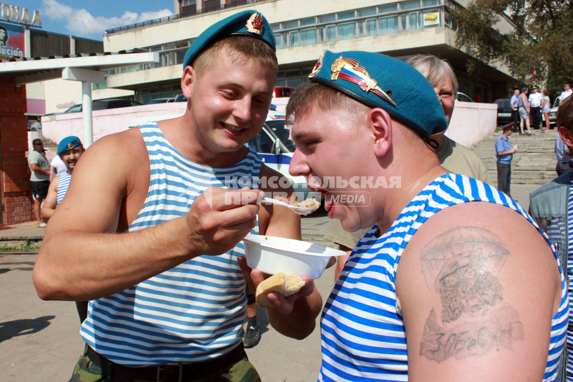 В Саратове отмечают день ВДВ. На снимке: десантник кормит друг с ложки.