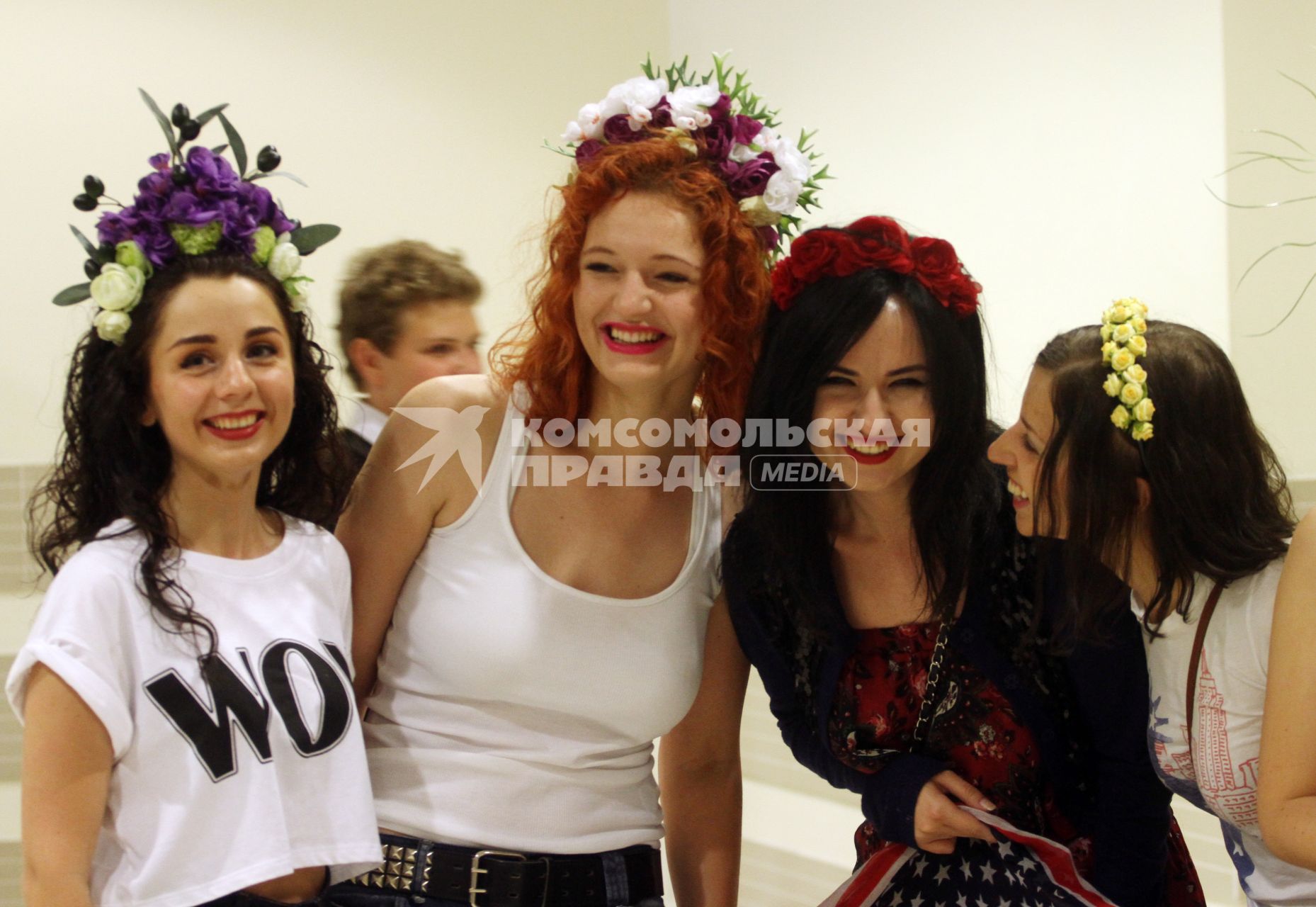 Поклонницы американской певицы Ланы Дель Рей перед концертом в Минске