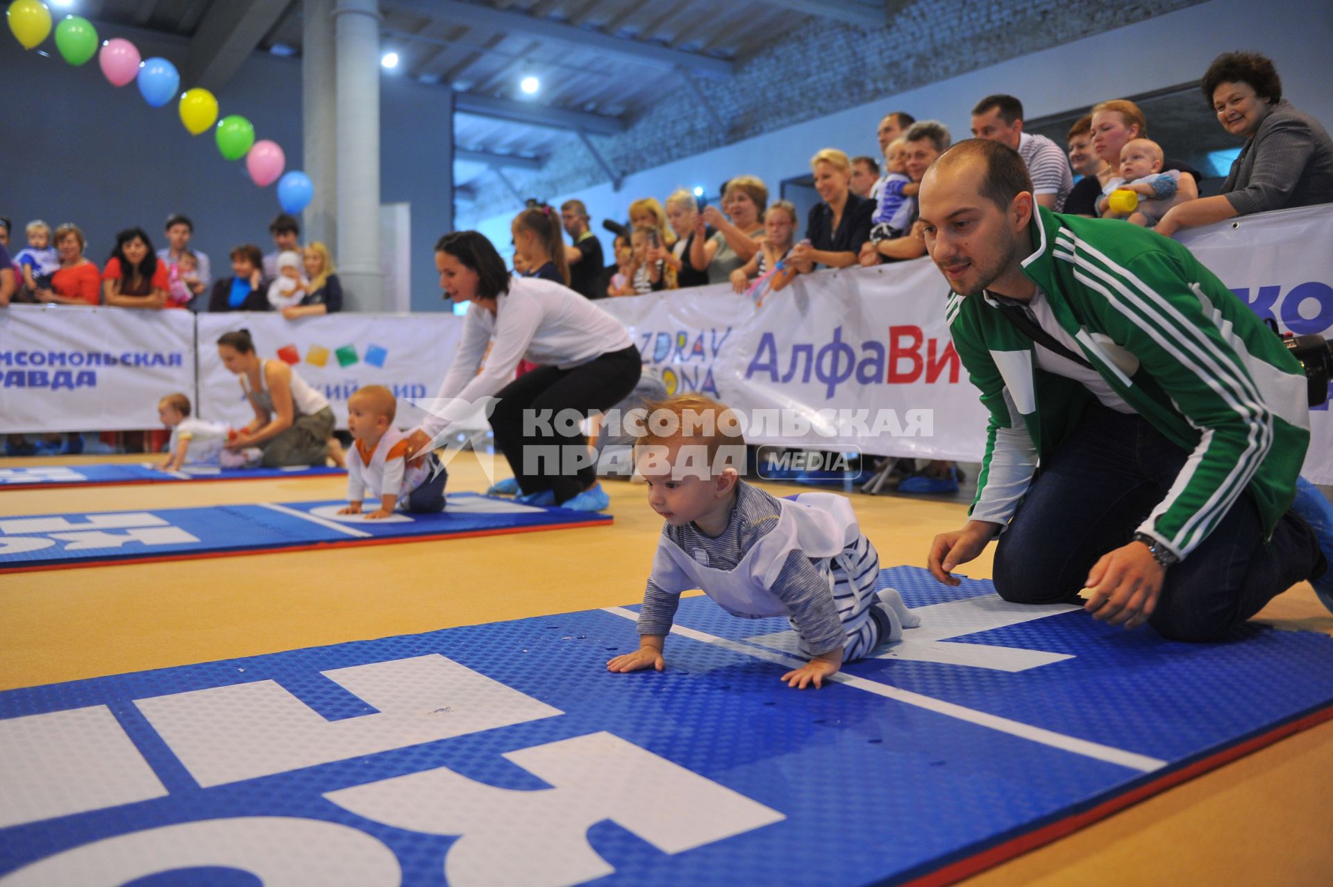 Ежегодный всероссийский чемпионат `Бег в ползунках`, организованный газетой `Комсомольская правда` в дизайн-заводе `Флакон`.