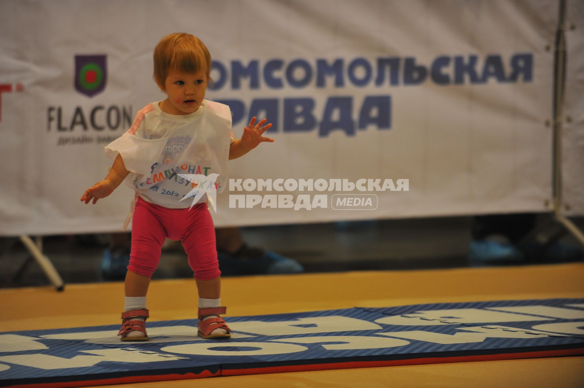 Ежегодный всероссийский чемпионат `Бег в ползунках`, организованный газетой `Комсомольская правда` в дизайн-заводе `Флакон`.