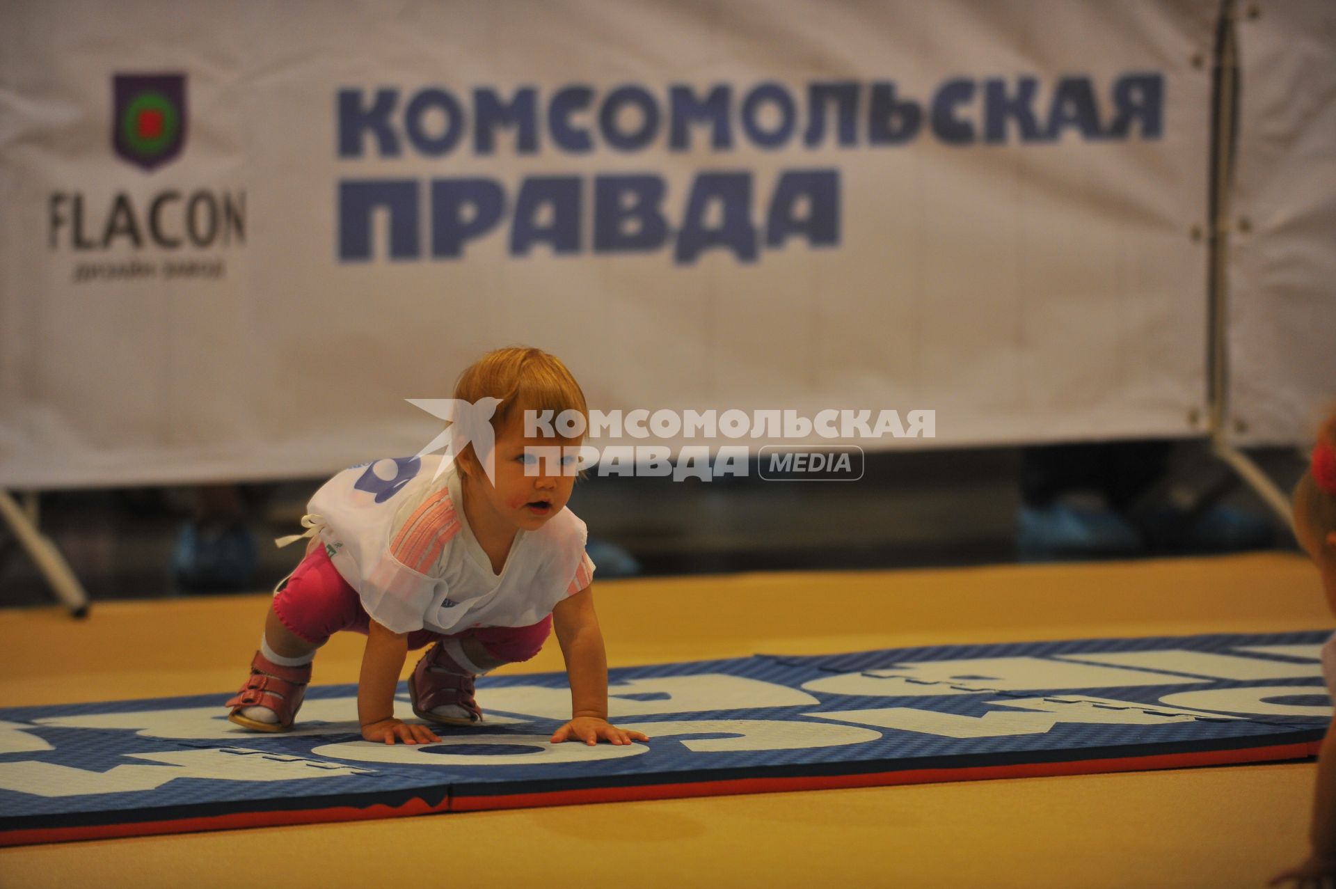 Ежегодный всероссийский чемпионат `Бег в ползунках`, организованный газетой `Комсомольская правда` в дизайн-заводе `Флакон`.