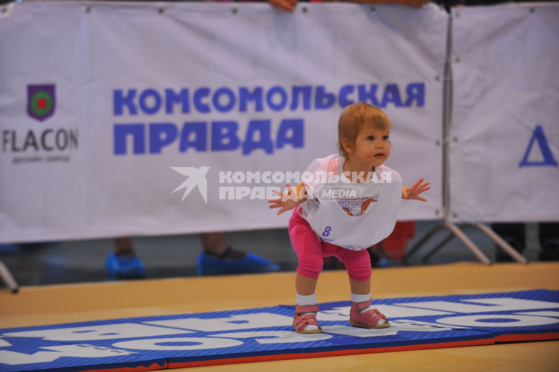 Ежегодный всероссийский чемпионат `Бег в ползунках`, организованный газетой `Комсомольская правда` в дизайн-заводе `Флакон`.