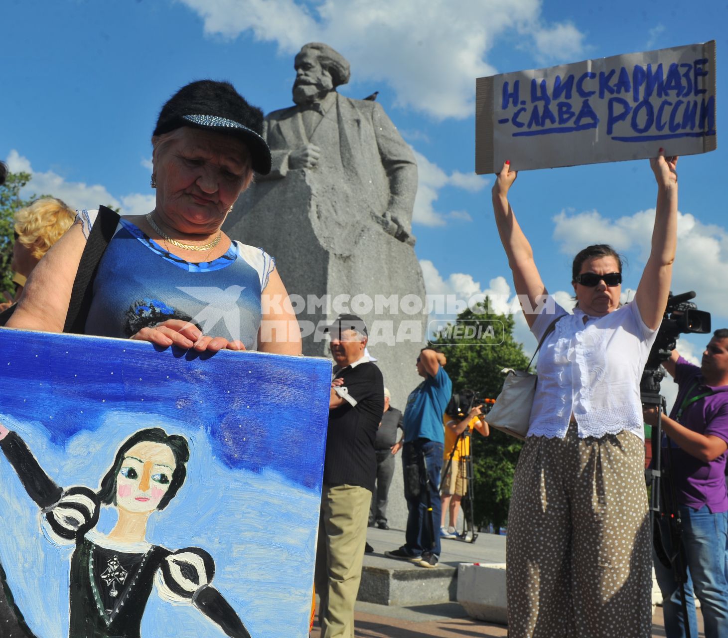 Площадь Революции. Митинг в поддержку премьера балетной труппы ГАБТ Н.Цискаридзе . На снимке: участница  митинга с плакатом `Н. Цискаридзе -слава России`.