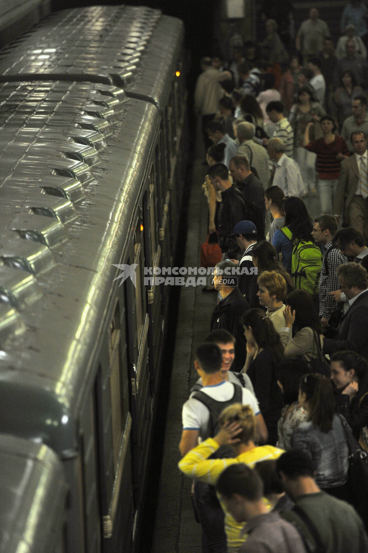 Московский метрополитен. на снимке: пассажиры метро в час пик.