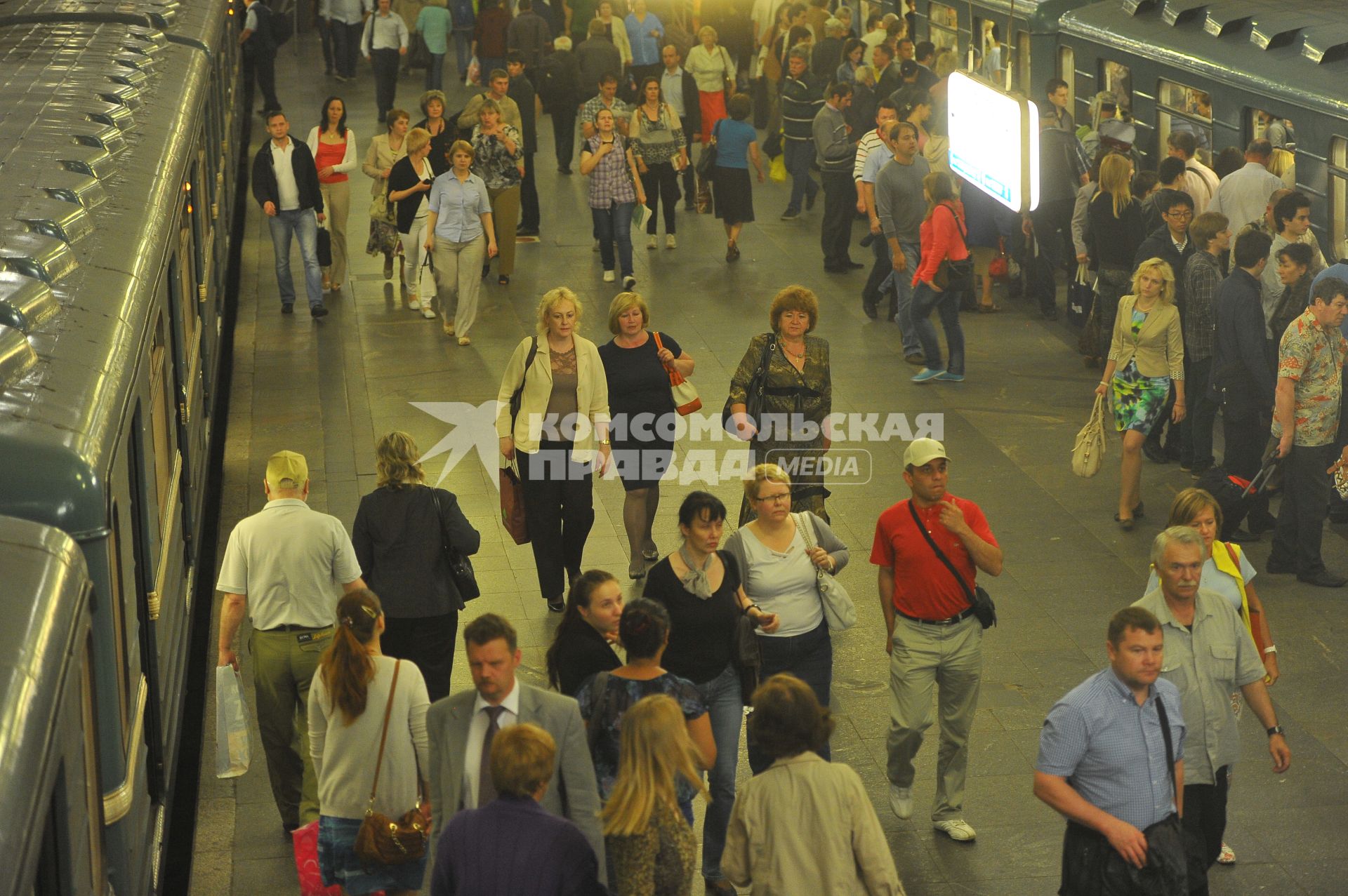 Московский метрополитен. на снимке: пассажиры метро.