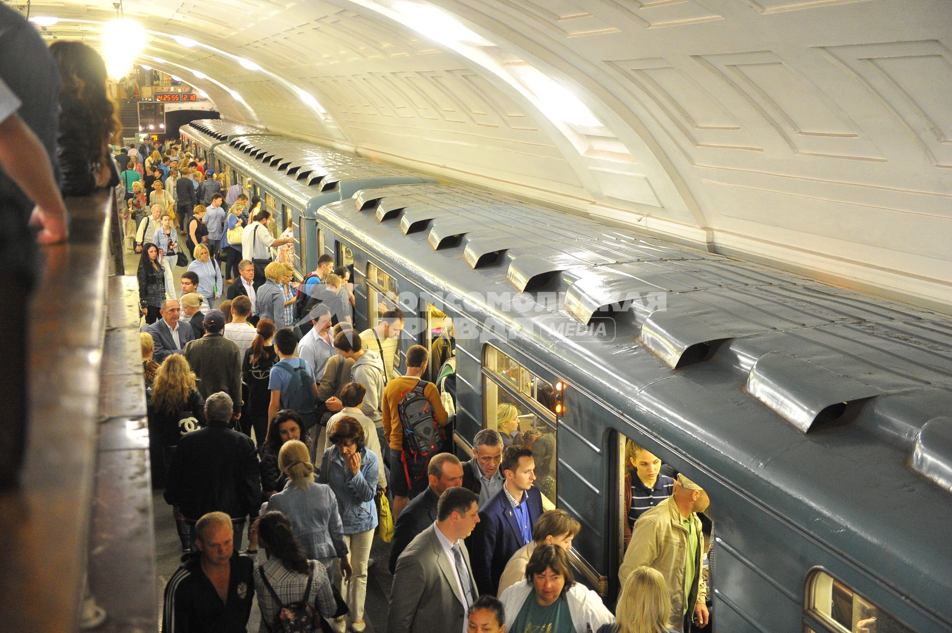 Московский метрополитен. на снимке: пассажиры метро в час пик.