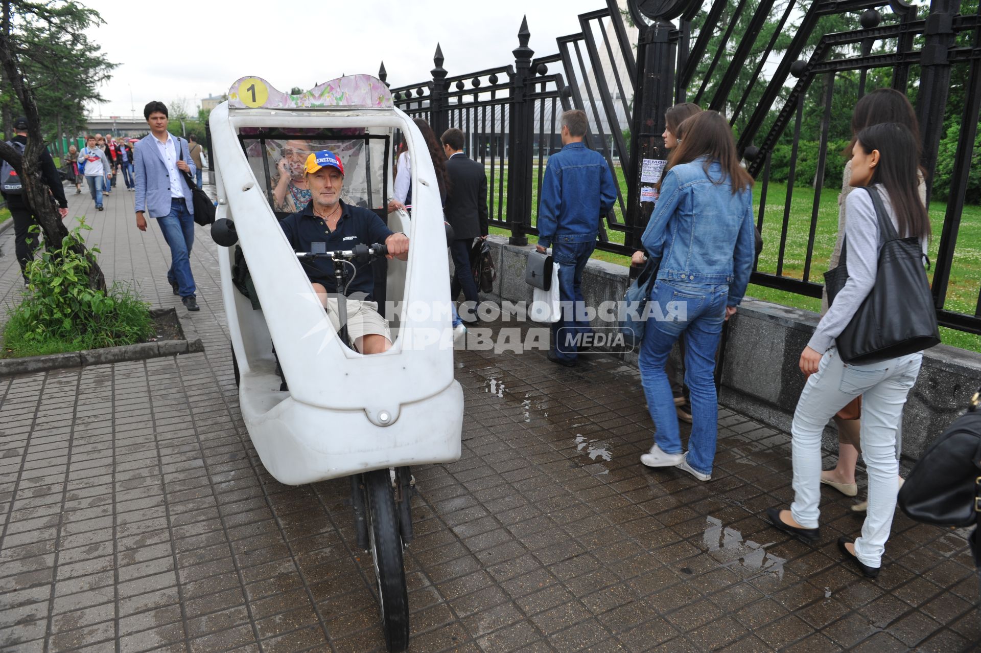 Велорикша на улицах Москвы.