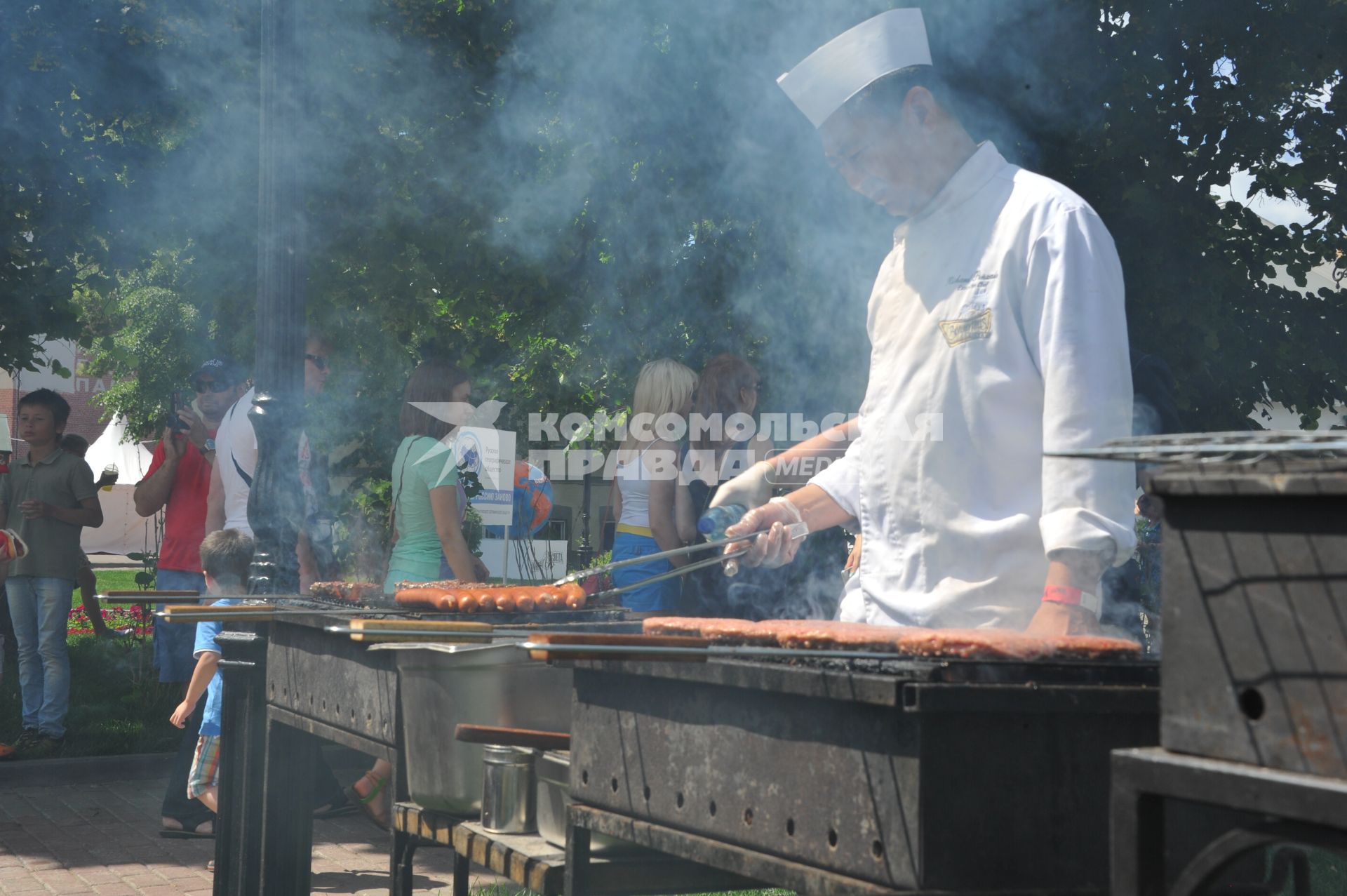 Второй Фестиваль мировой еды и путешествий `Вокруг света` в саду `Эрмитаж`. На снимке: приготовление мясных изделий на гриле.