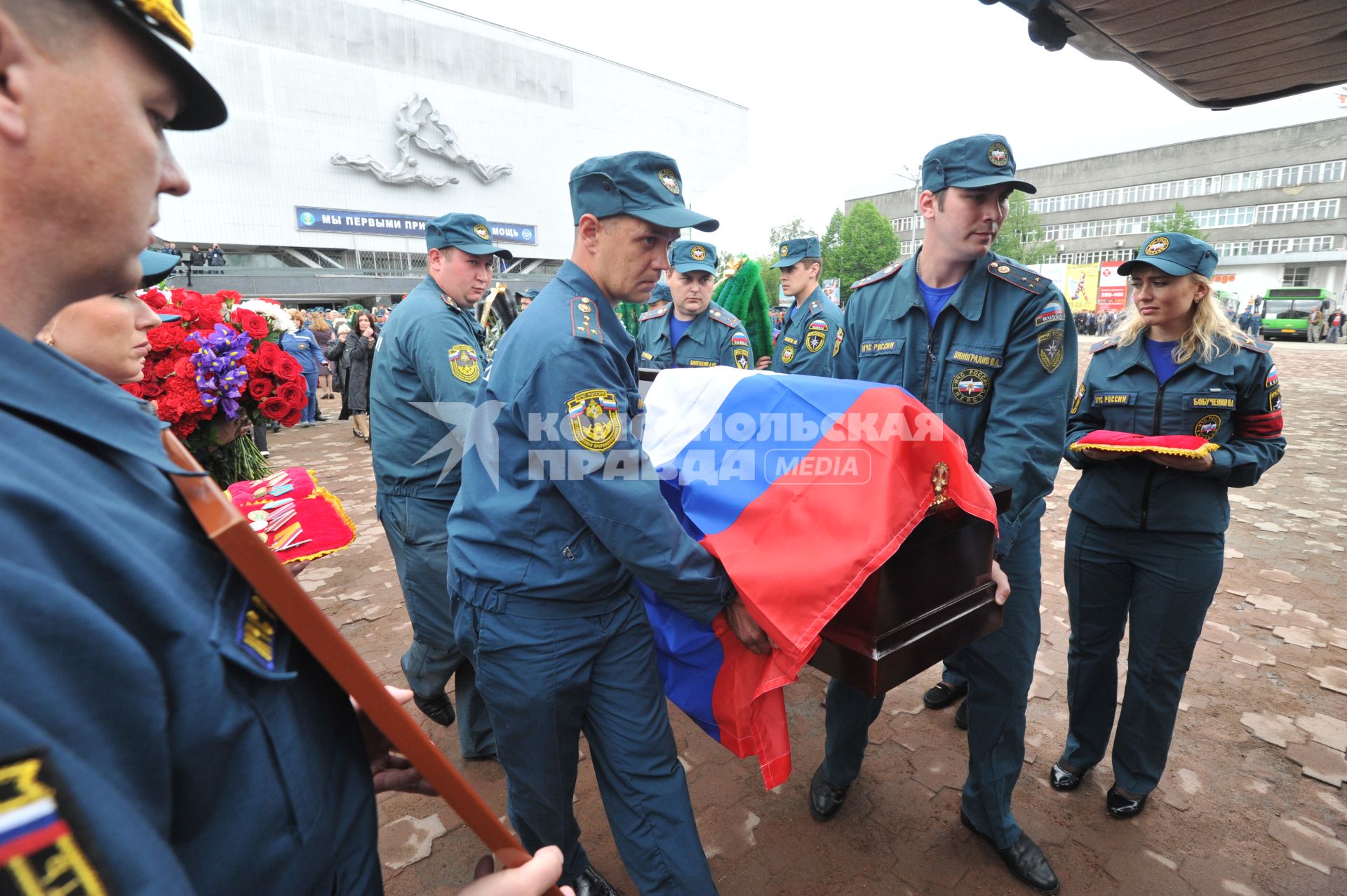 Визит главы МЧС РФ Владимира Пучкова в Иркутск. Церемония прощания с сотрудниками МЧС РФ, погибшими  при крушении вертолёта МИ-8 6 мая 2013 г.