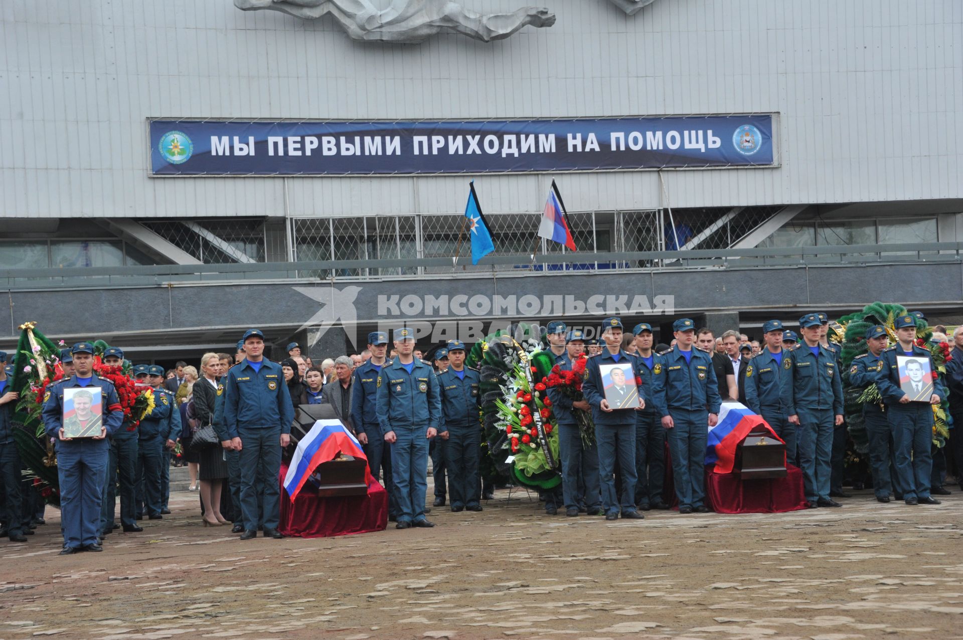 Визит главы МЧС РФ Владимира Пучкова в Иркутск. Церемония прощания с сотрудниками МЧС РФ, погибшими  при крушении вертолёта МИ-8 6 мая 2013 г.