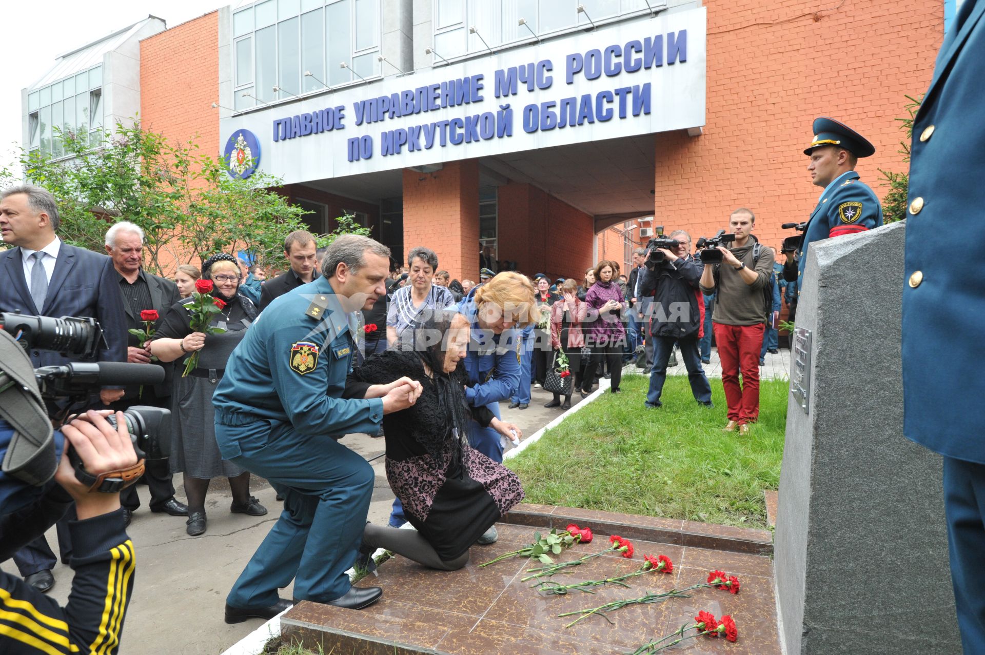 Визит главы МЧС РФ Владимира Пучкова в Иркутск. На снимке: Владимир Пучков во время церемонии закладки камня в основание памятника сотрудникам, погибшим при исполнении служебных обязанностей.